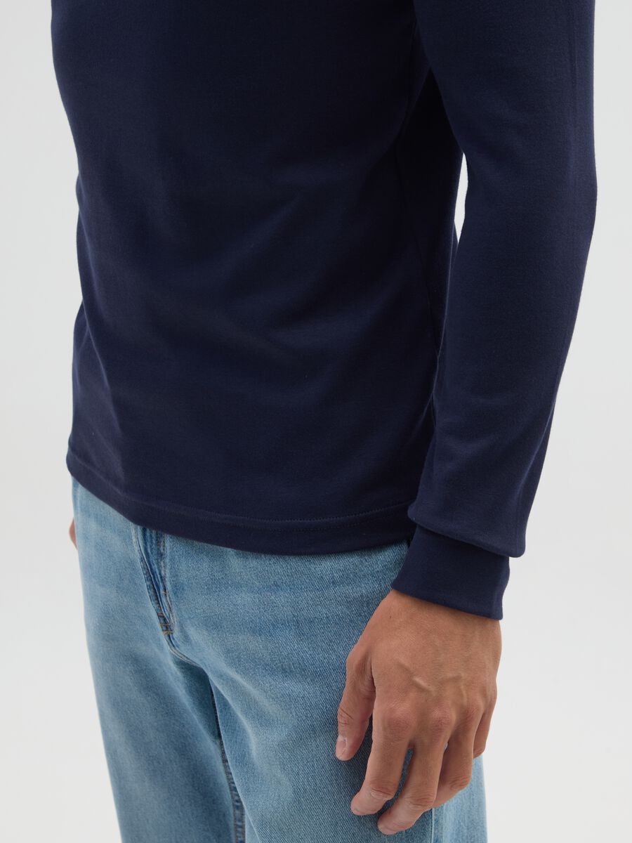 Maglia a collo alto blu in cotone_3