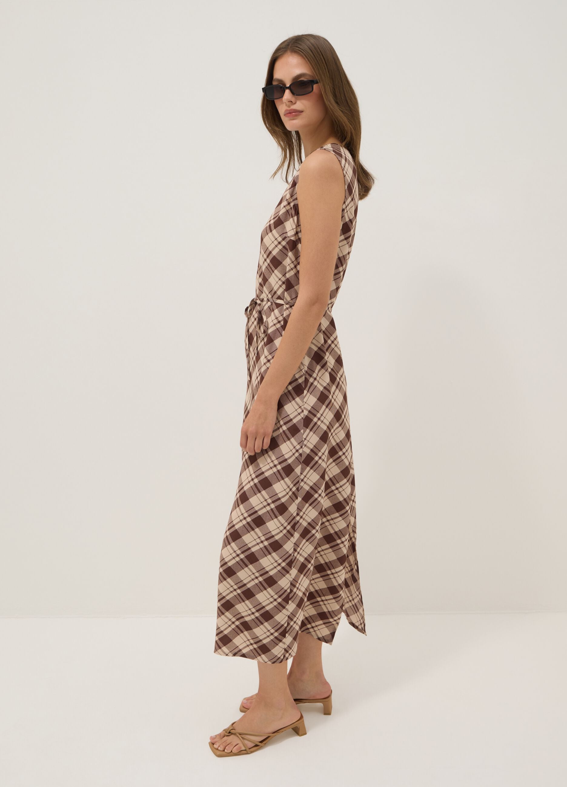 Abito midi marrone in pura viscosa a quadri regular fit