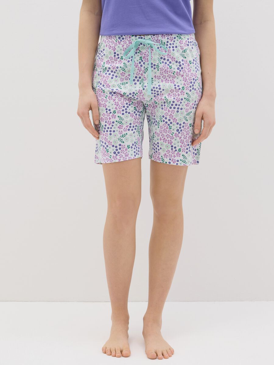 Short pyjama trousers in white cotton with small flowers print_1