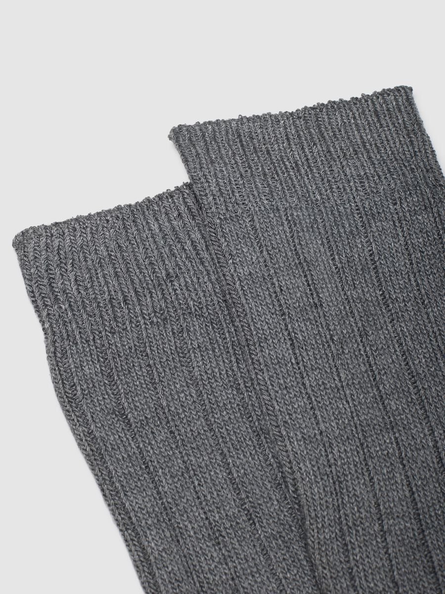 Calzini lunghi grigi elasticizzati a coste_1