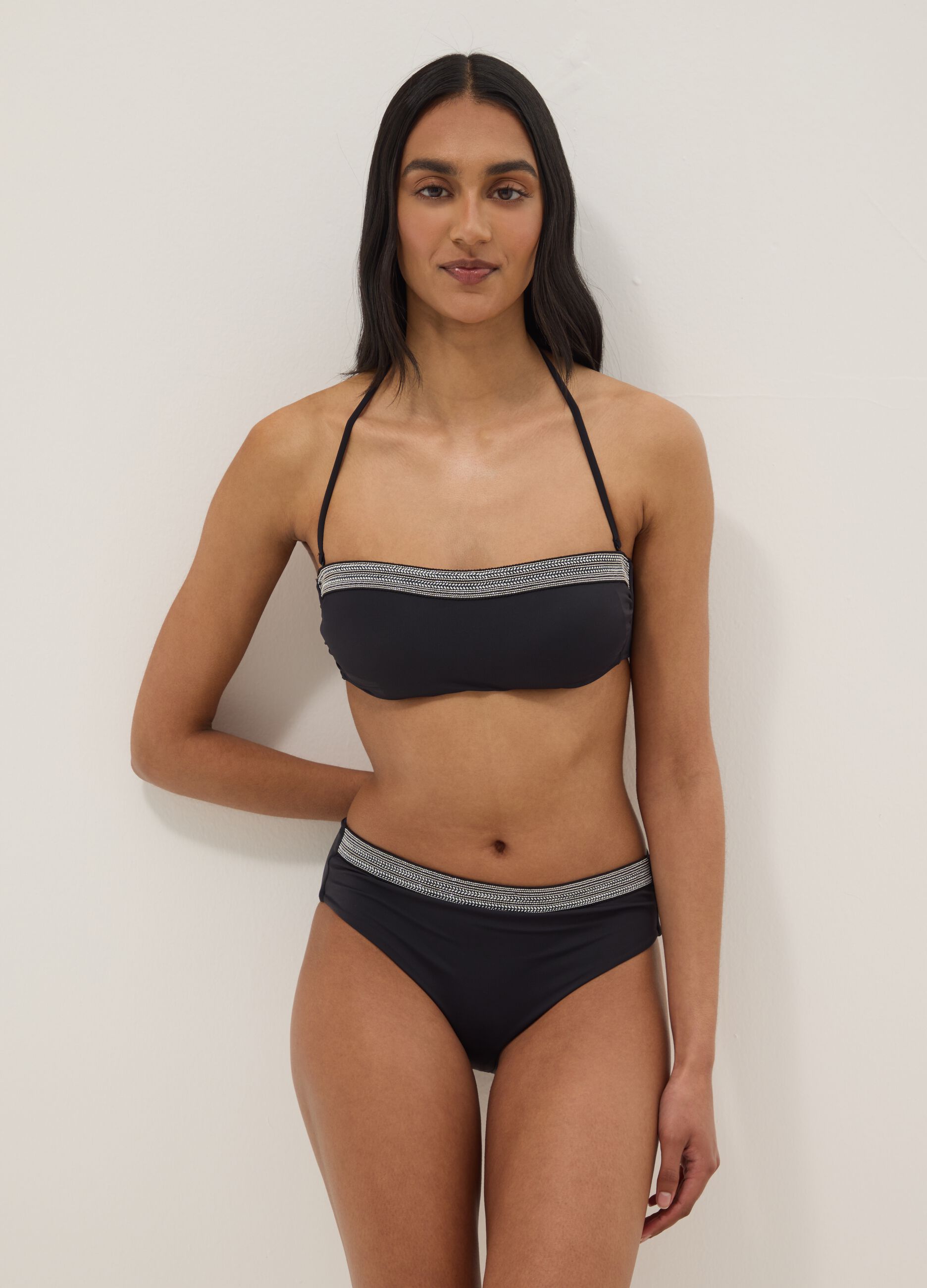 Slip da mare in tessuto elasticizzato nero con ricami