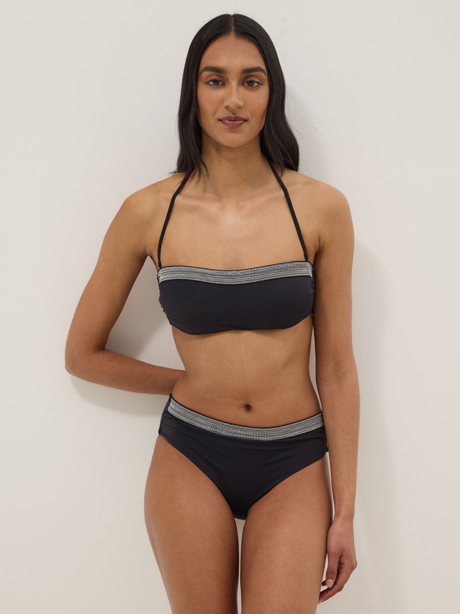 Slip da mare in tessuto elasticizzato nero con ricami_0