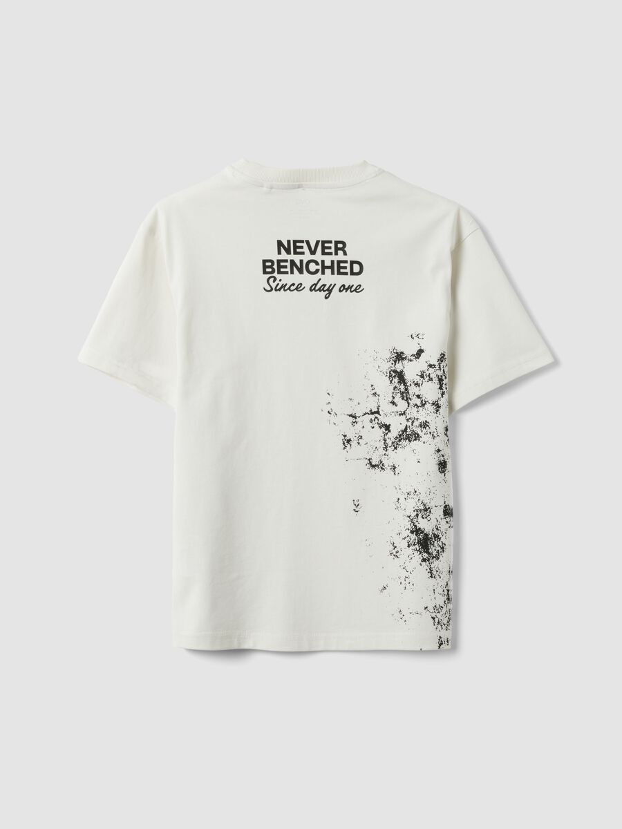 T-shirt over bianca in puro cotone con scritta "Never Benched" per ragazzo_1