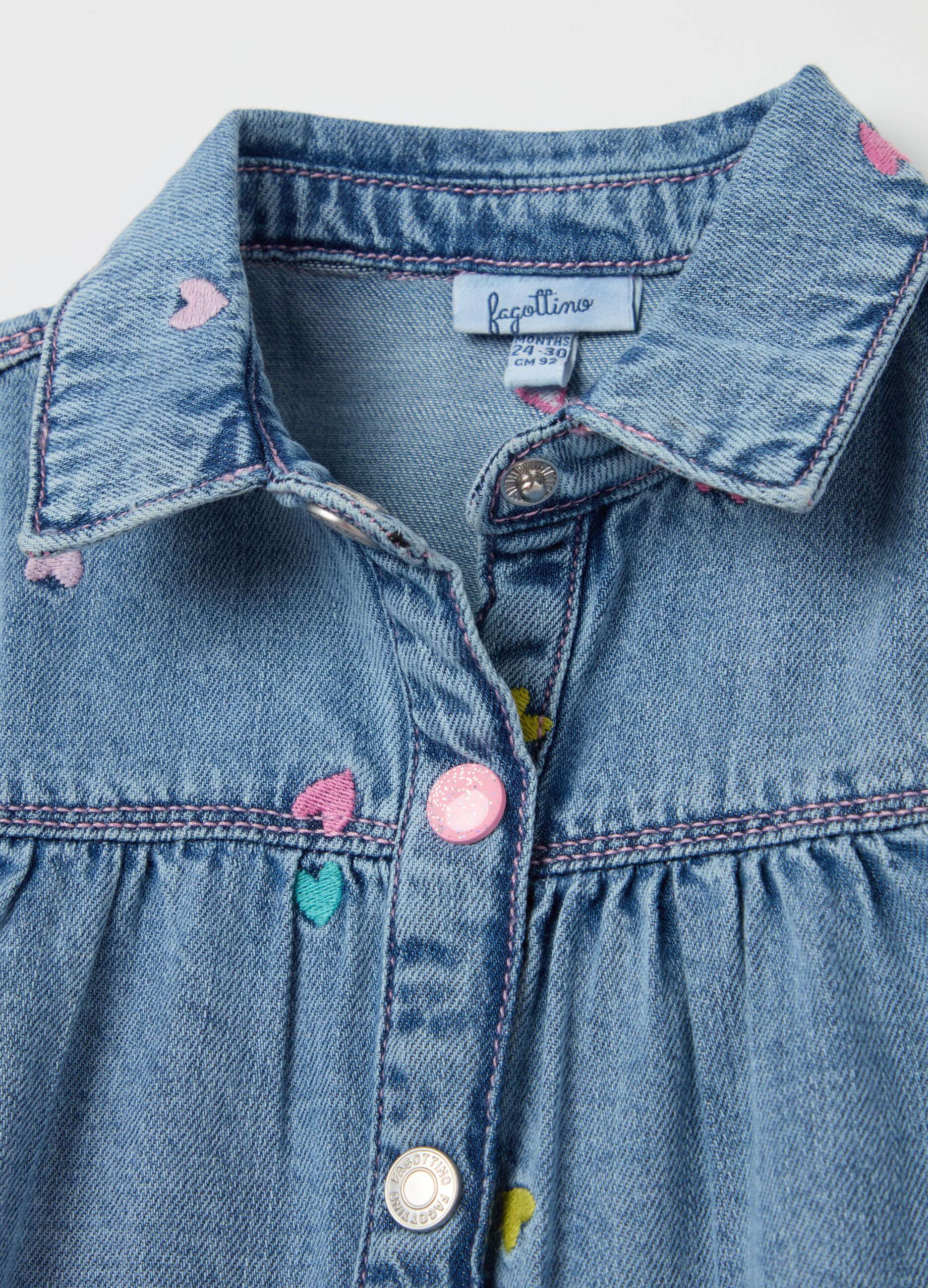 Abito in denim con balza e ricamo cuori 