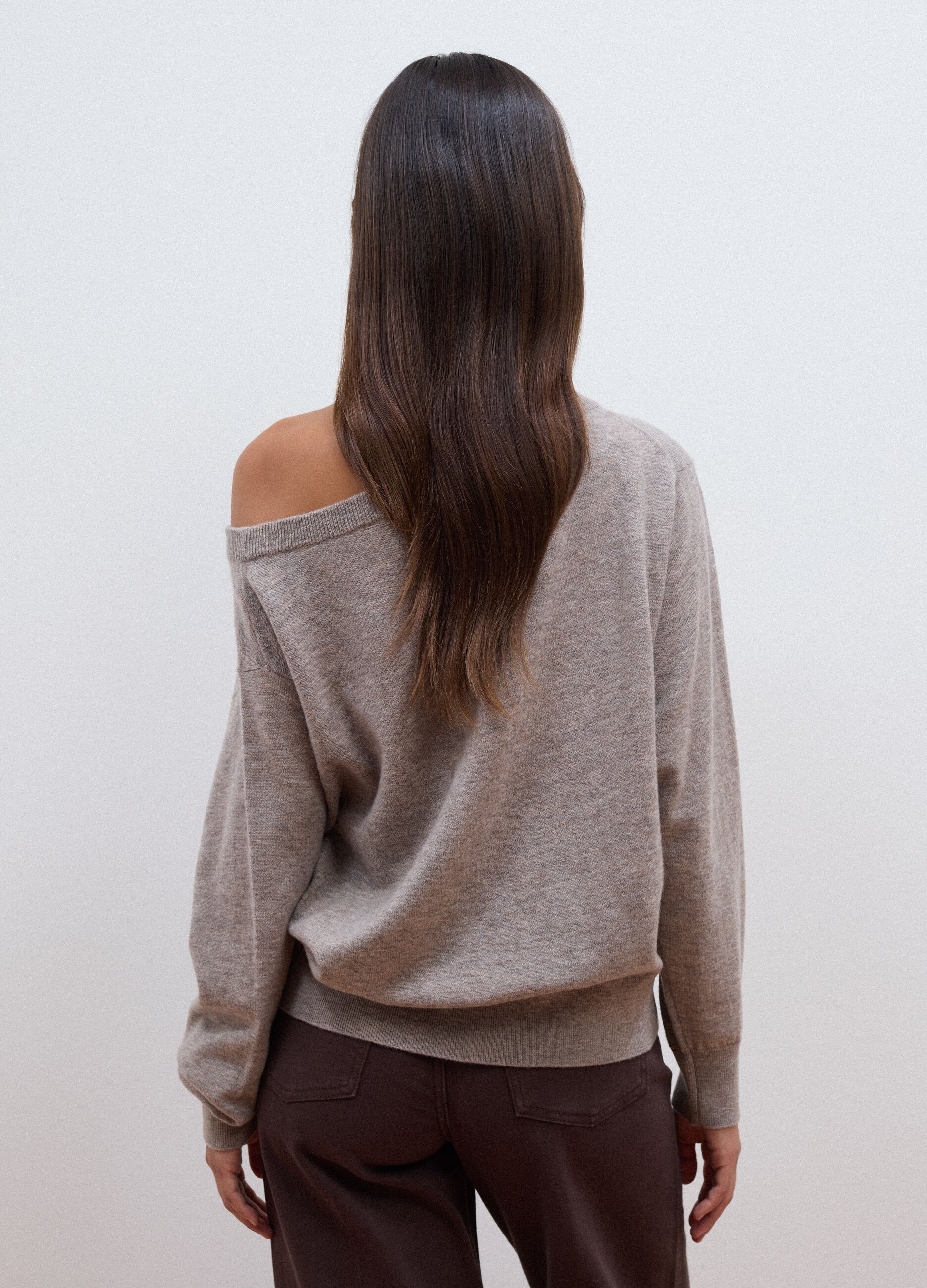 Maglia grigia in pura lana con scollo a barchetta