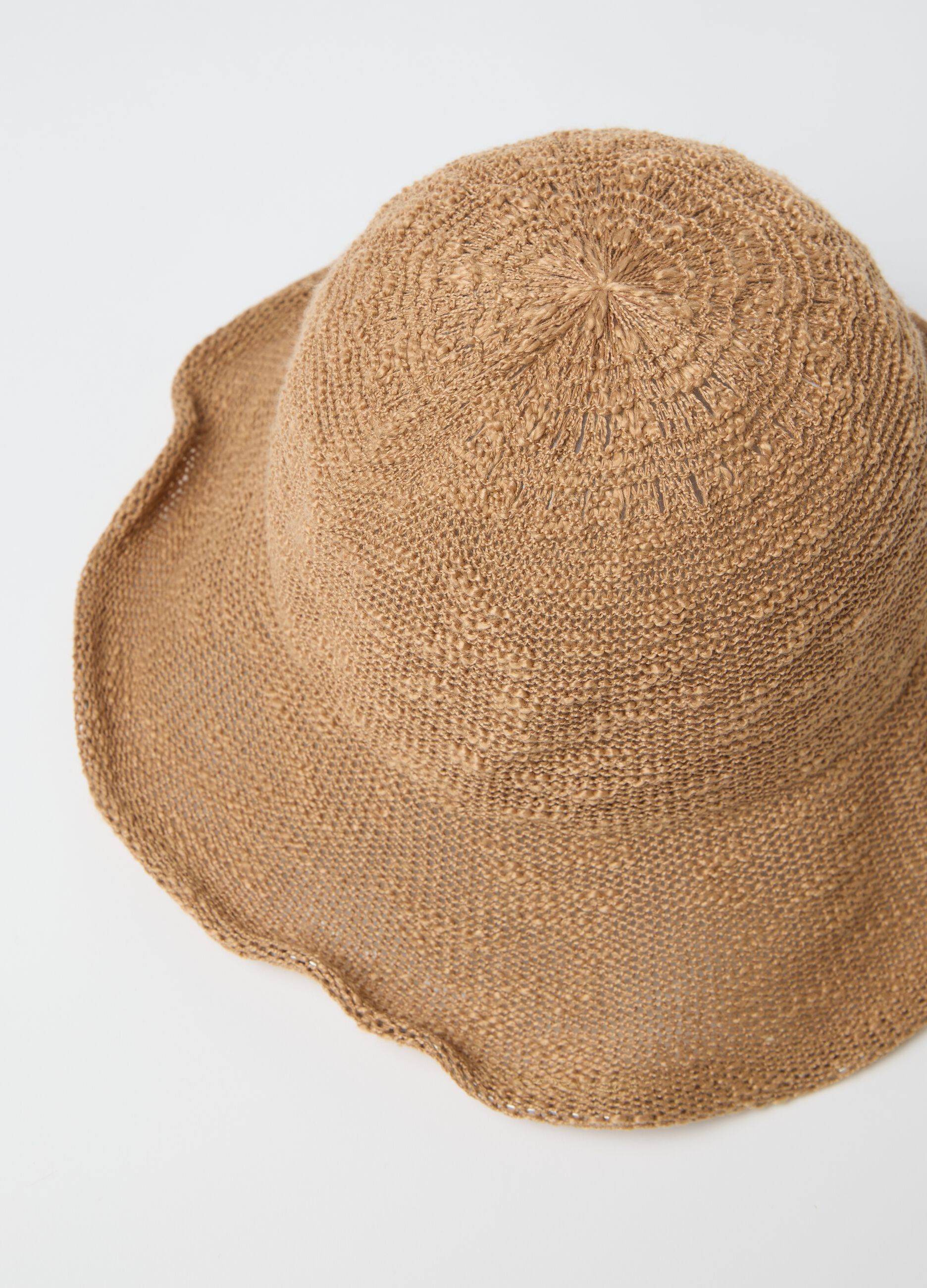Cappello a cloche marrone lavorato a maglia