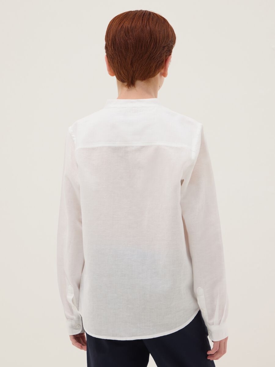 Camicia bianca in misto lino e cotone da ragazzo con collo coreano_1