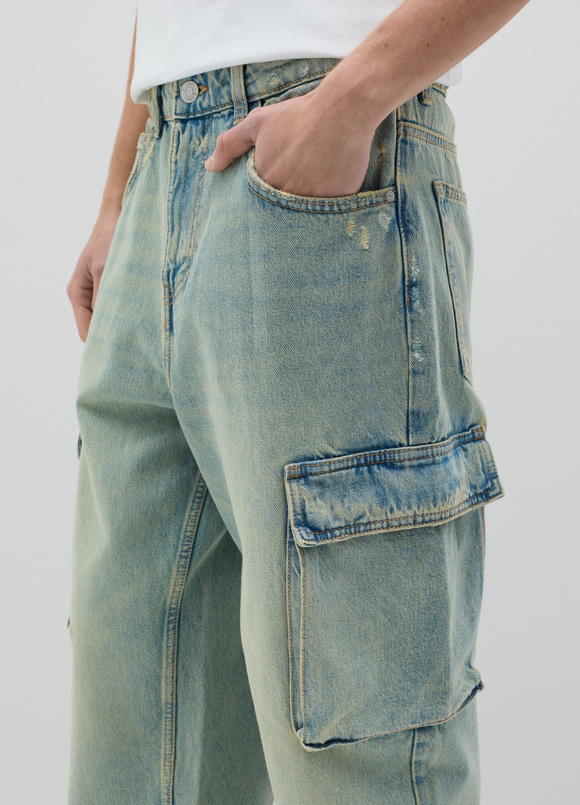 Jeans cargo acid wash con scoloriture