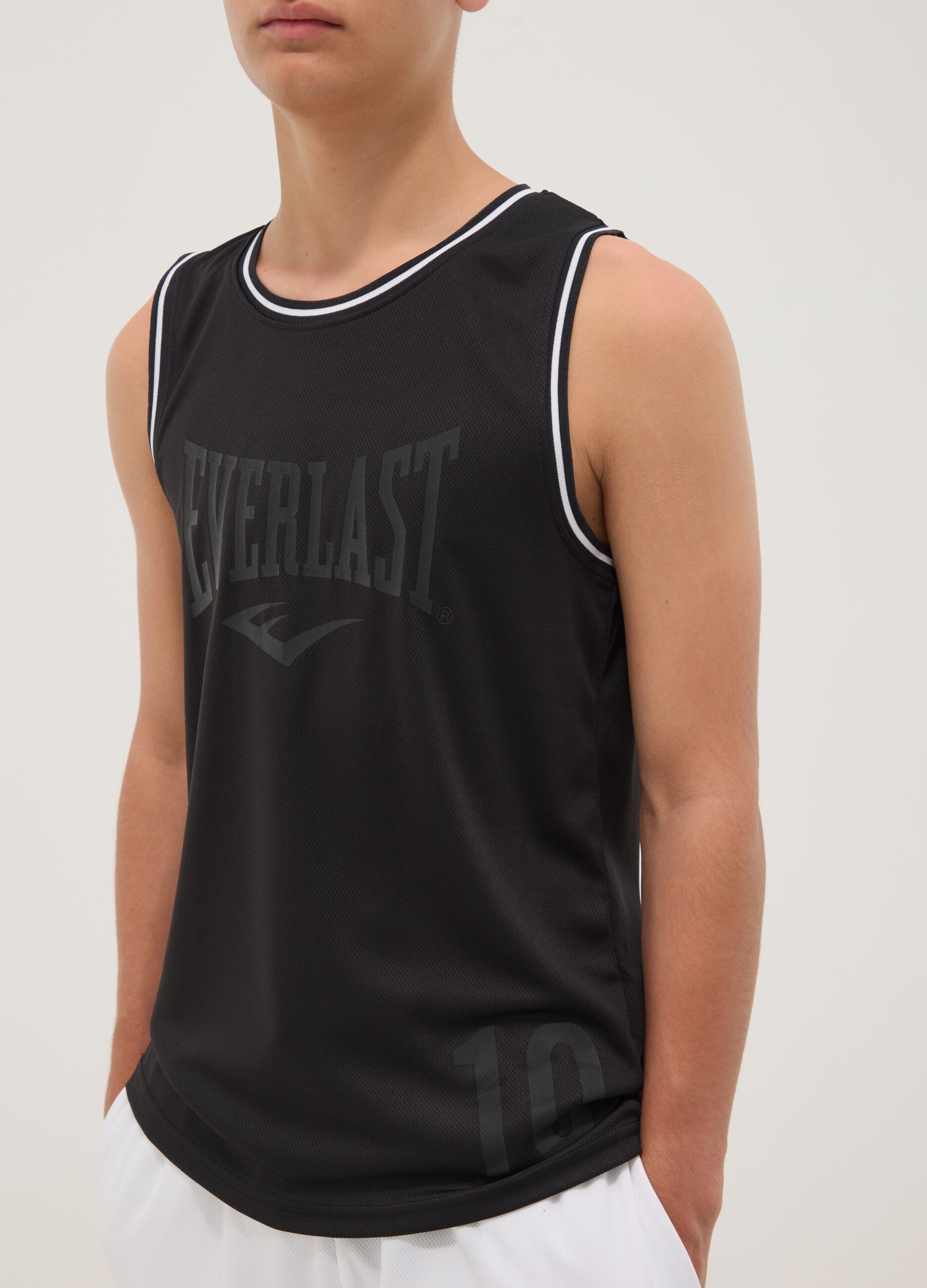 Black regular-fit boys&rsquo; vest with contrast trims, oversized style