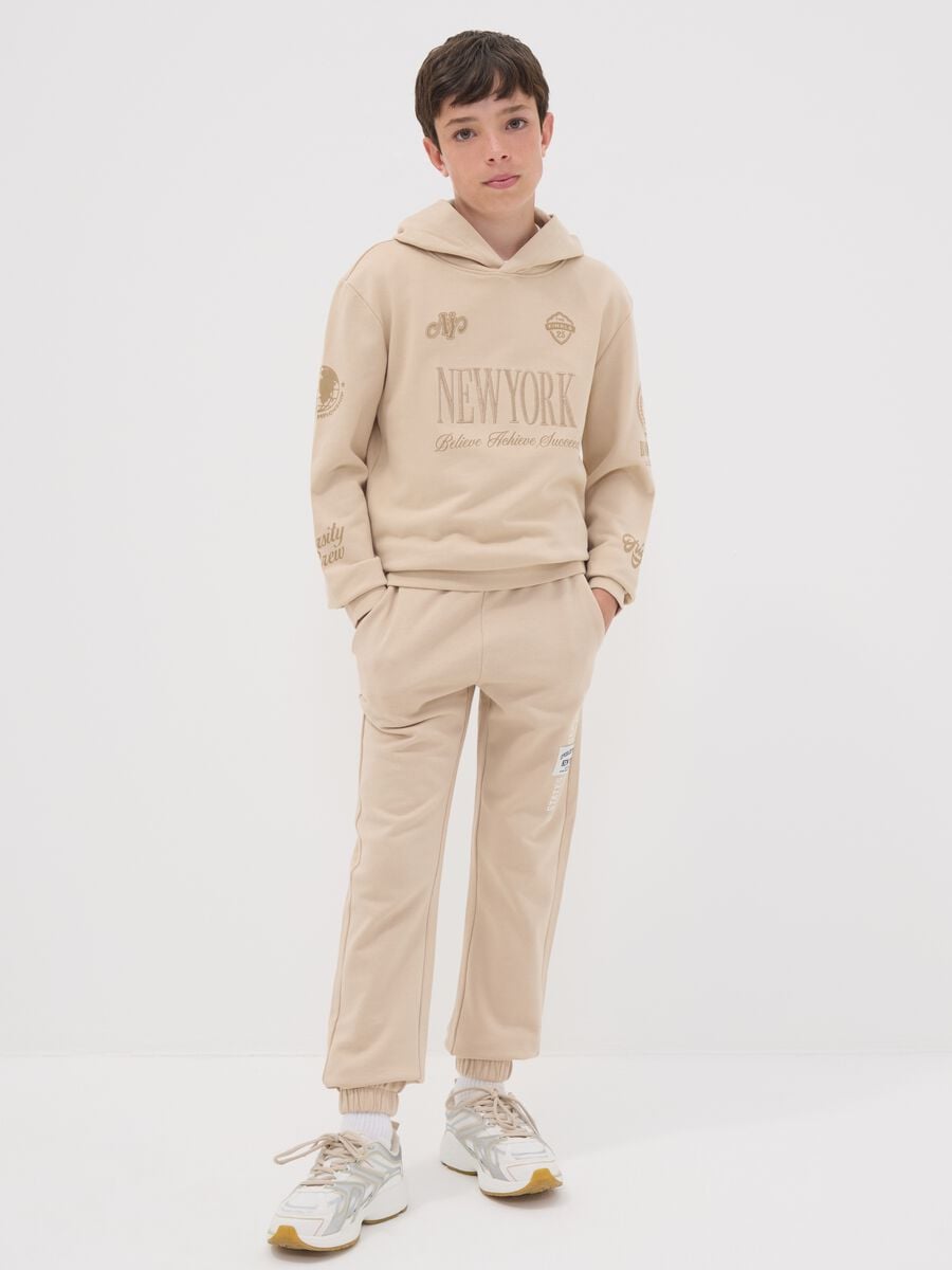 Pantaloni jogger beige in puro cotone con stampa per ragazzo_0