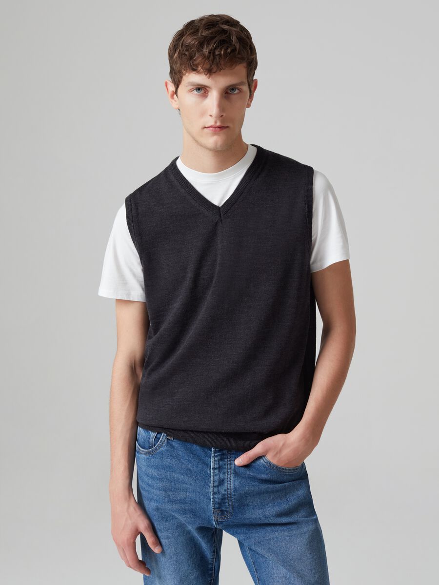Gilet chiuso in lana merino con scollo a V_1