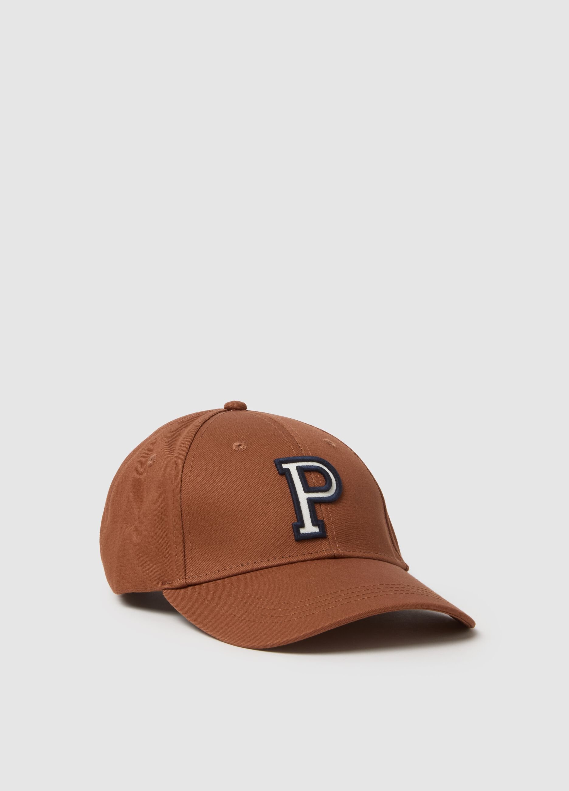 Brown pure cotton cap with adjustable visor and embroidered P
