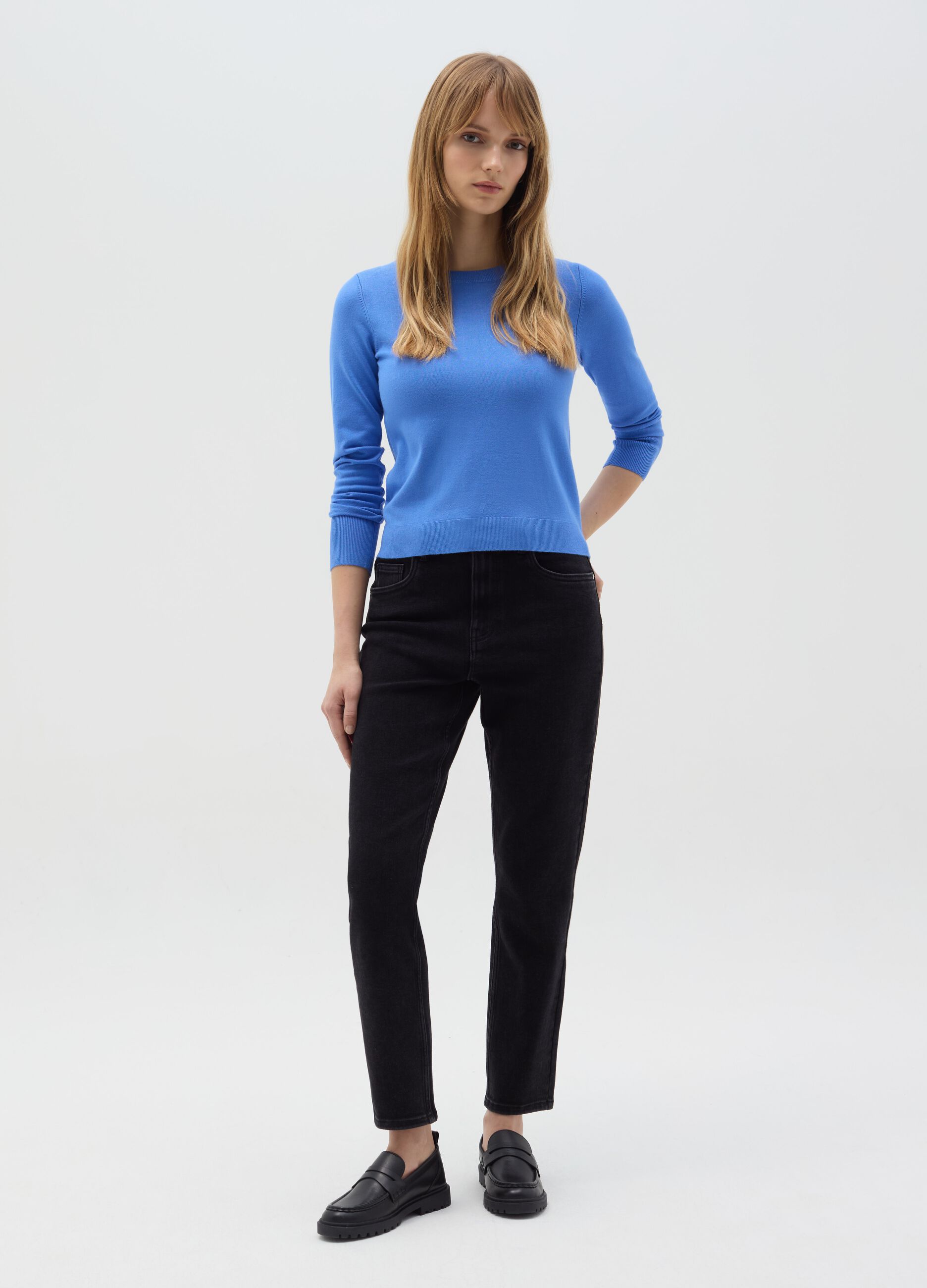 Top with round neck and long sleeves