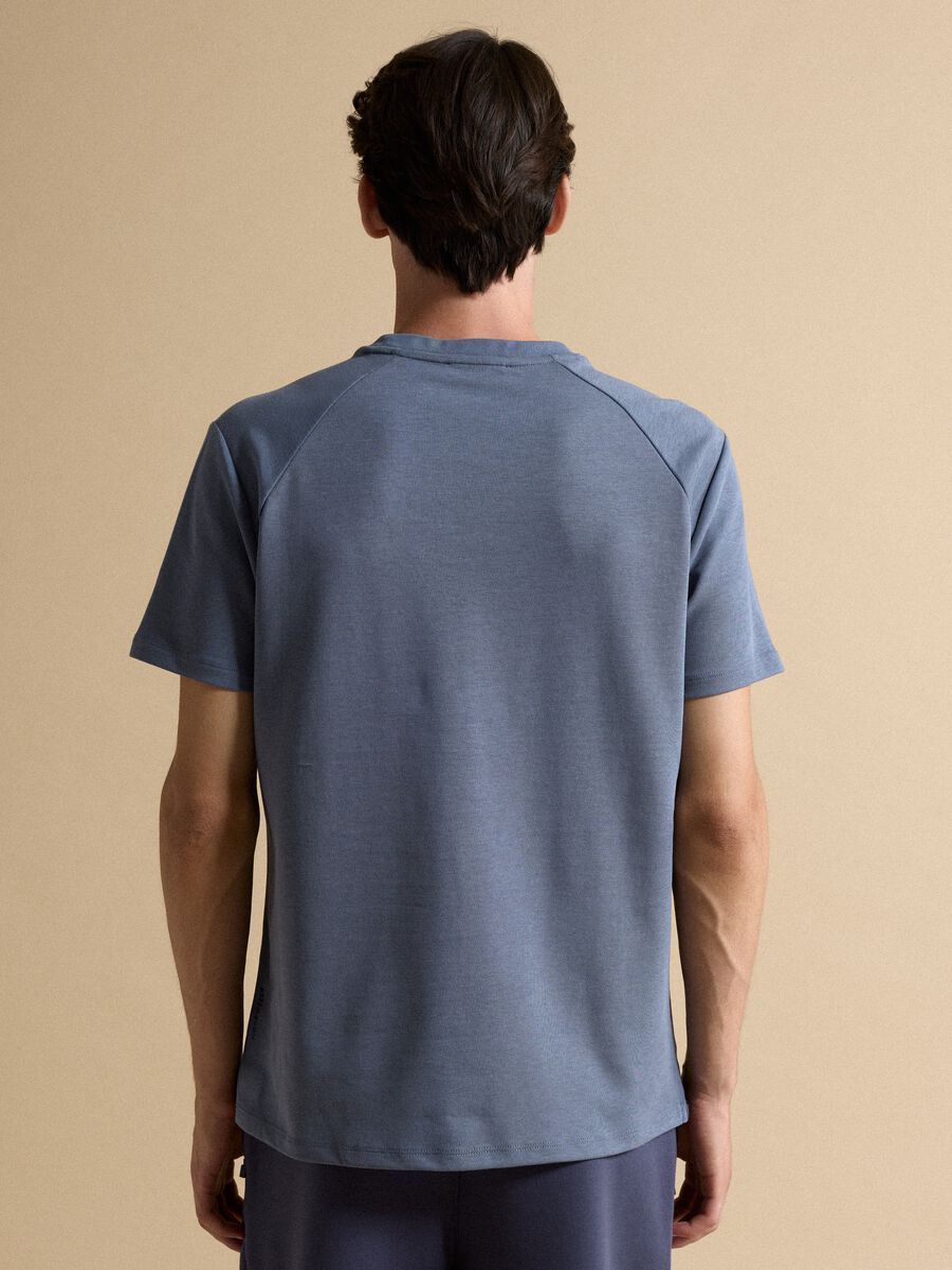 T-shirt grigia in misto cotone traspirante e ad asciugatura rapida_3
