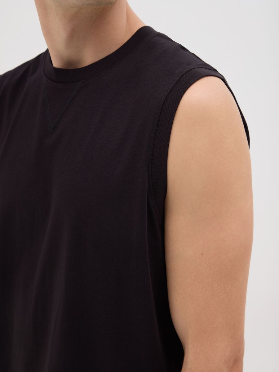 Men's oversized black cotton vest with regular fit_2