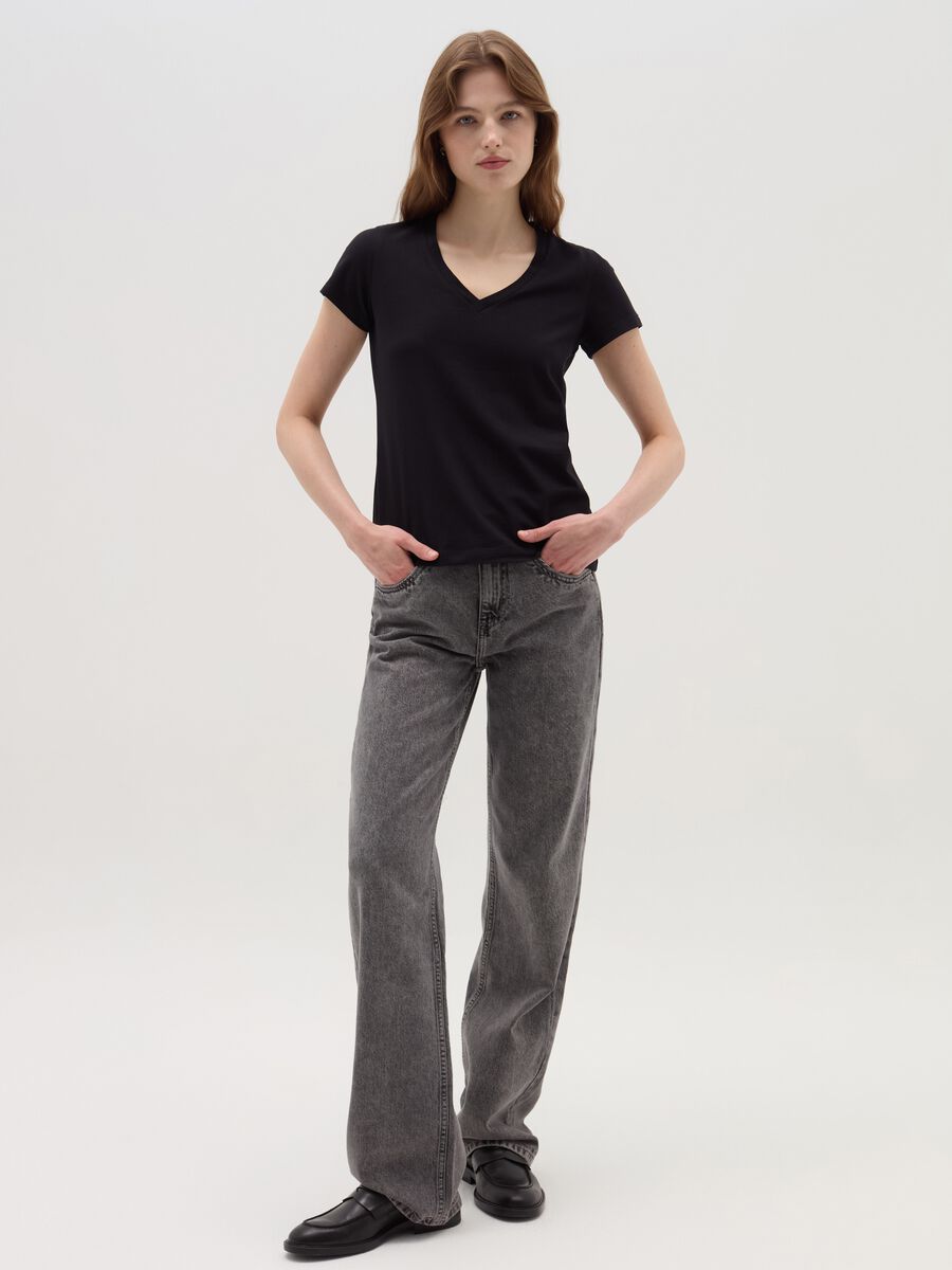 T-shirt tinta unita con scollo a V_0