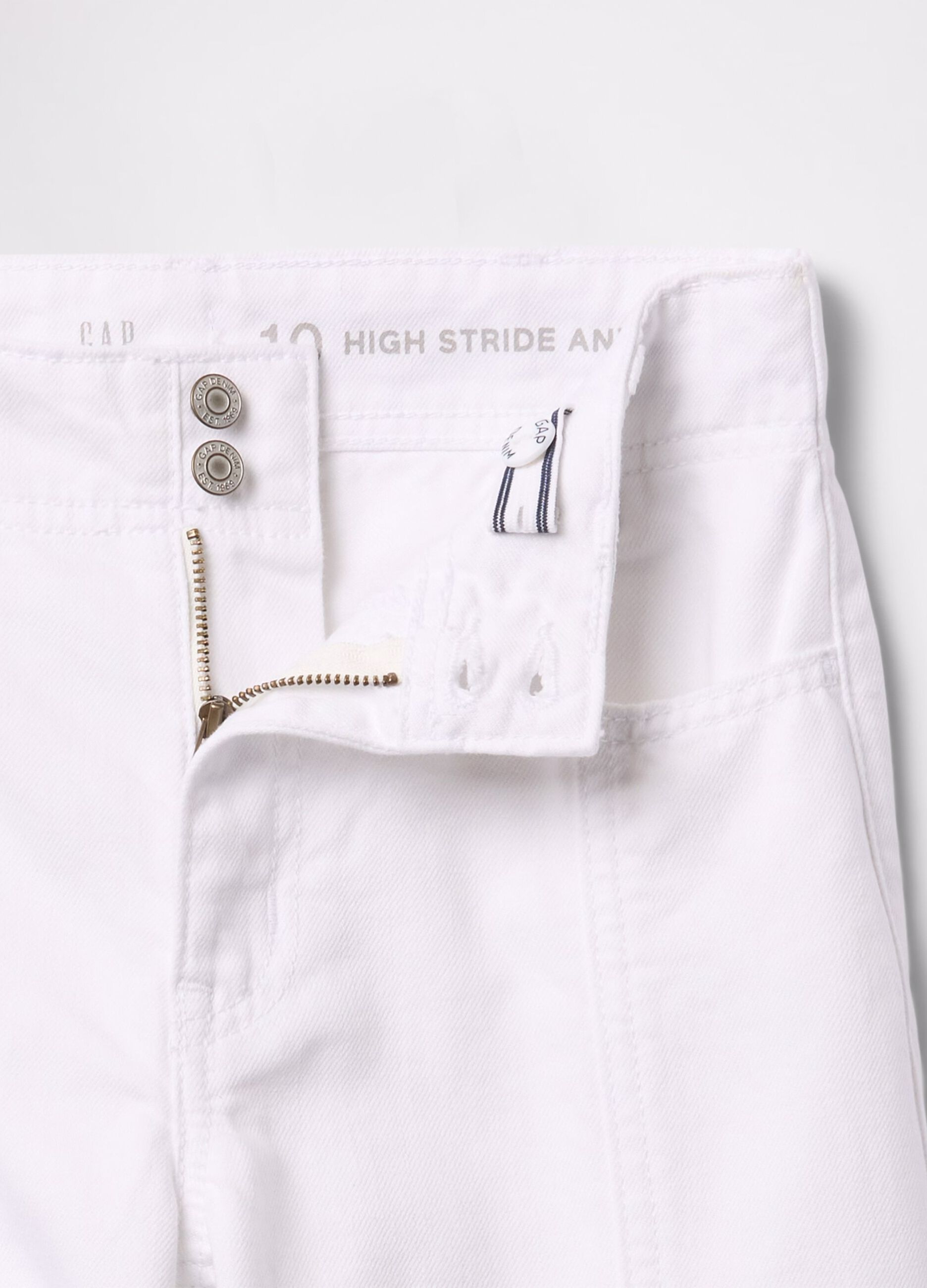 White trousers in denim with wide legs