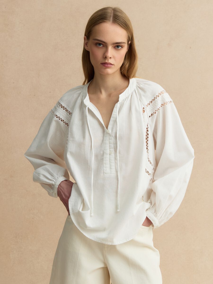 Blusa in misto cotone e lino bianca regular fit con dettagli traforati_0