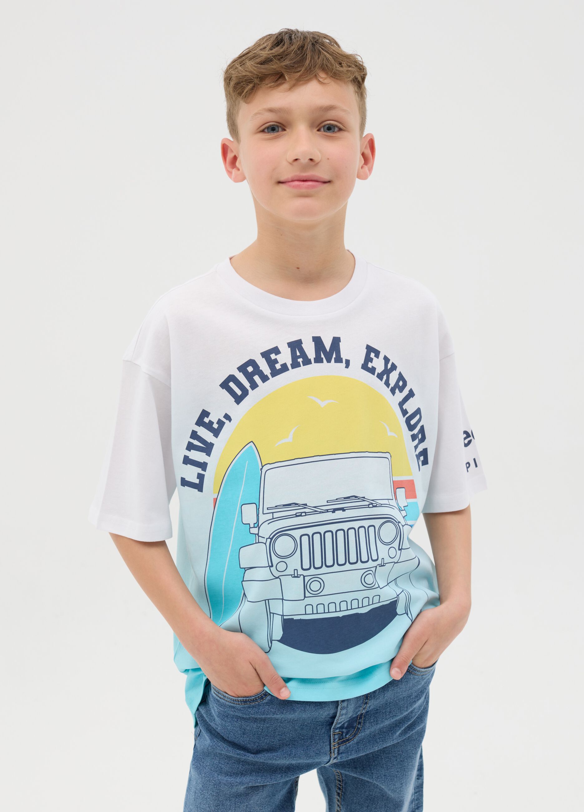 Cotton T-shirt with "Live, Dream, Explore" print