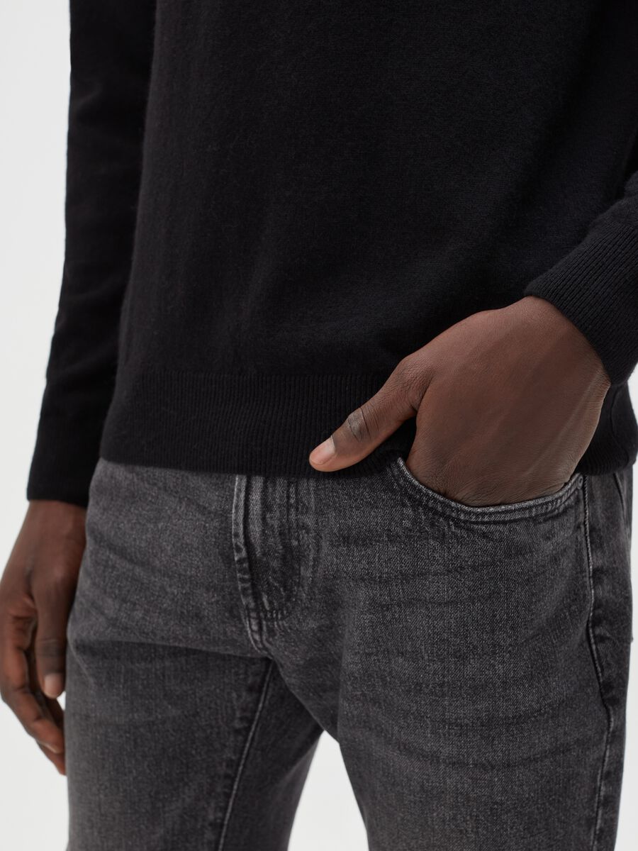 Pullover a collo alto in lana viscosa e cashmere_3
