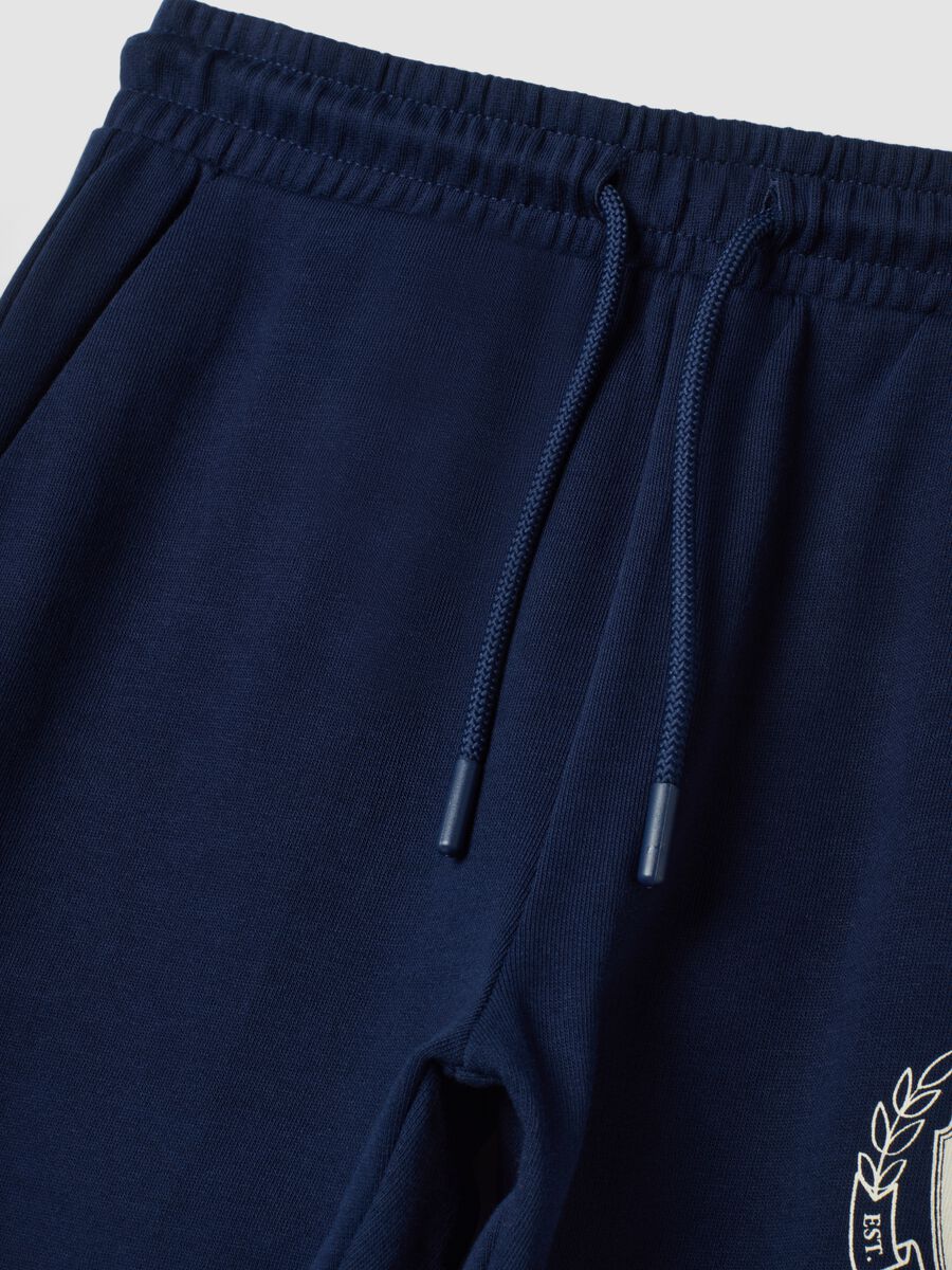 Pantaloni jogger blu in puro cotone con stampa_4