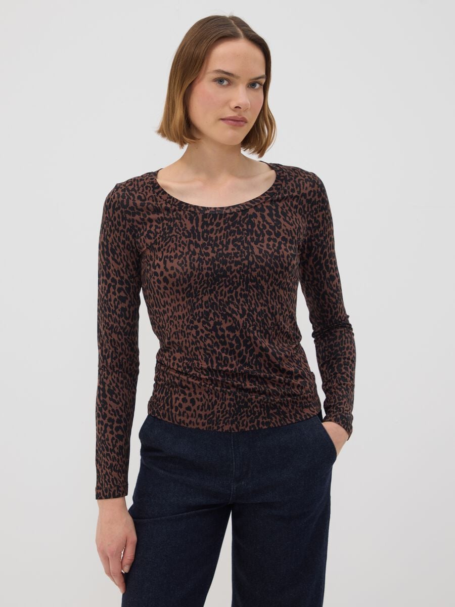 T-shirt marrone in viscosa elasticizzata con fantasia animalier slim fit_1