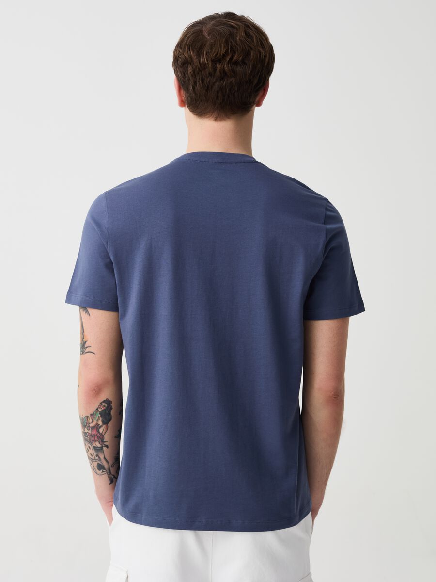 T-shirt in cotone bio con scollo a V_2