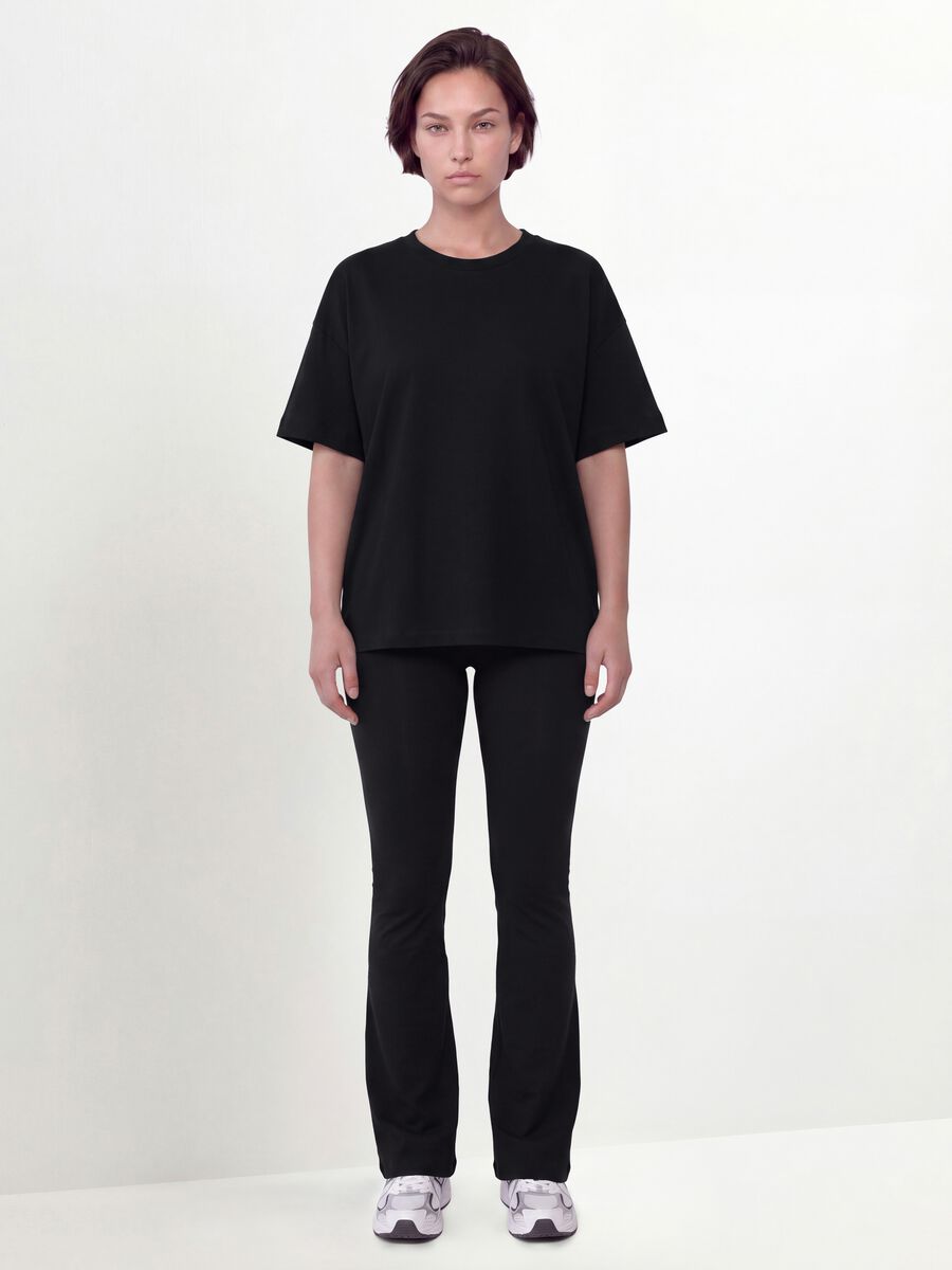 T-shirt girocollo nera in misto cotone e modal elasticizzato regular fit_2