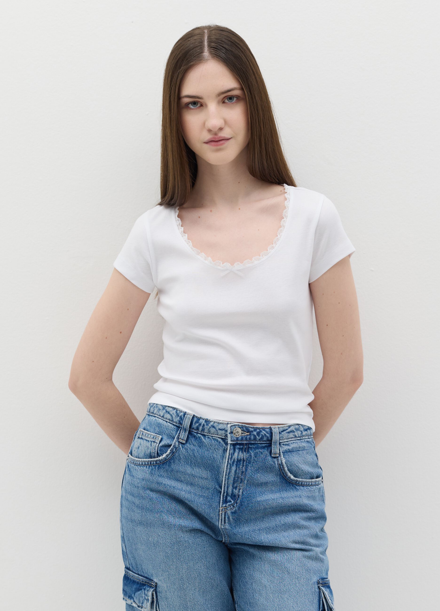 T-shirt with round neck, lace and bow