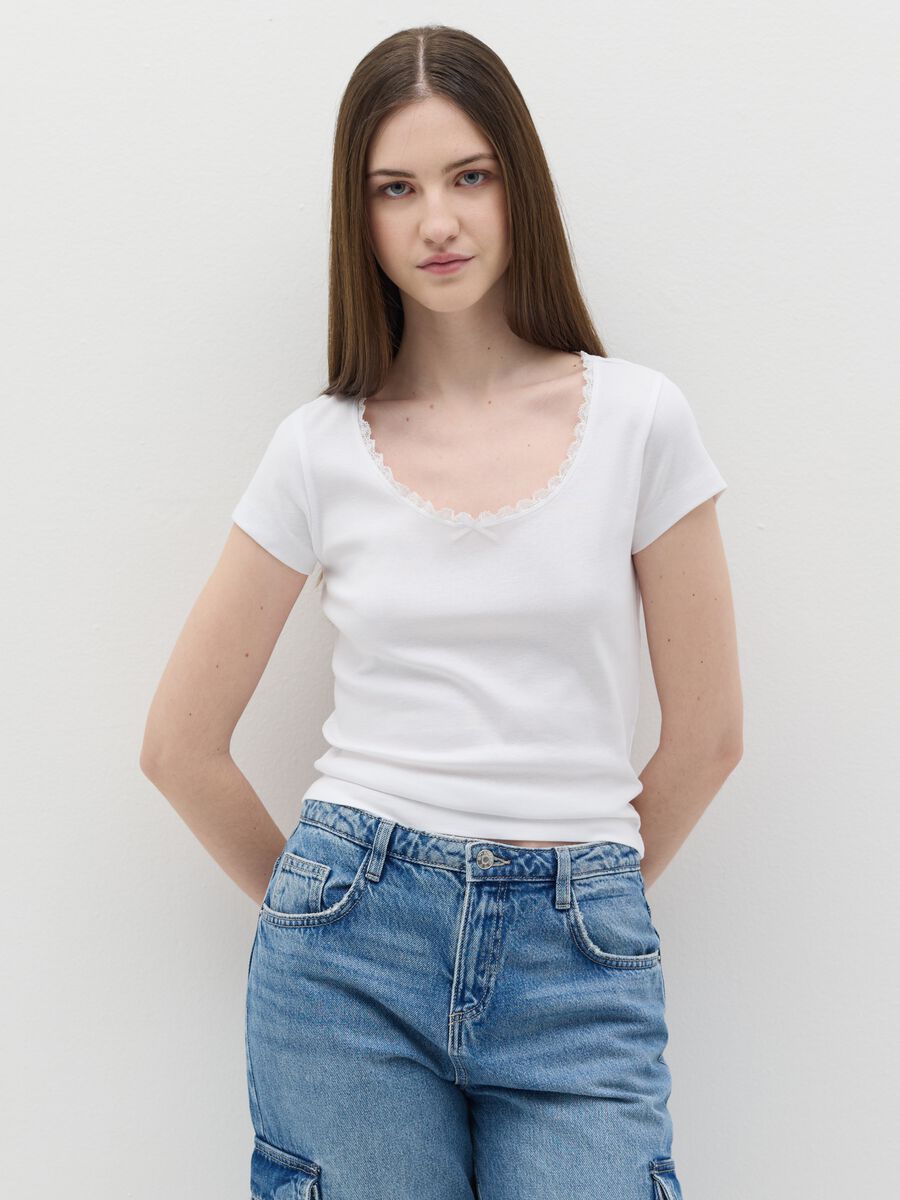T-shirt with round neck, lace and bow_0