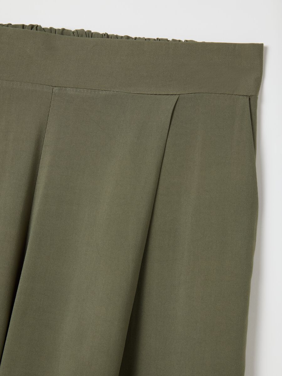 Women's regular fit green viscose trousers_1