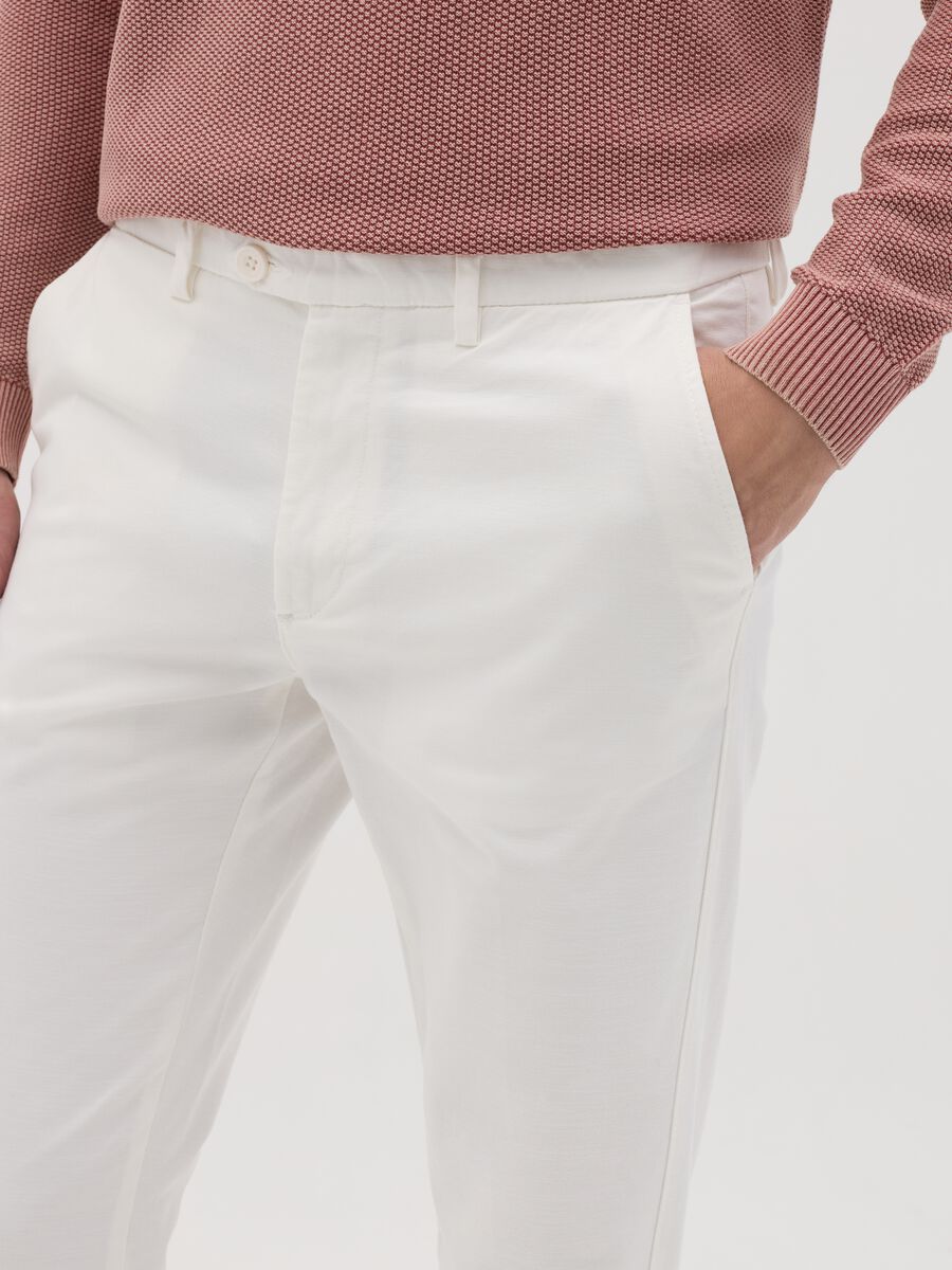 Men’s white slim-fit trousers in 100% cotton_2