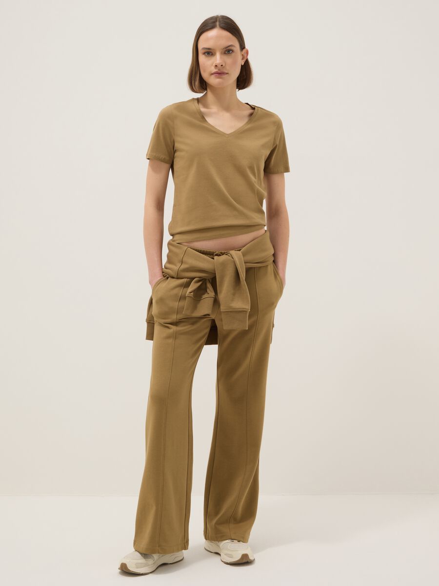 T-shirt in puro cotone marrone regular fit con scollo a V_1