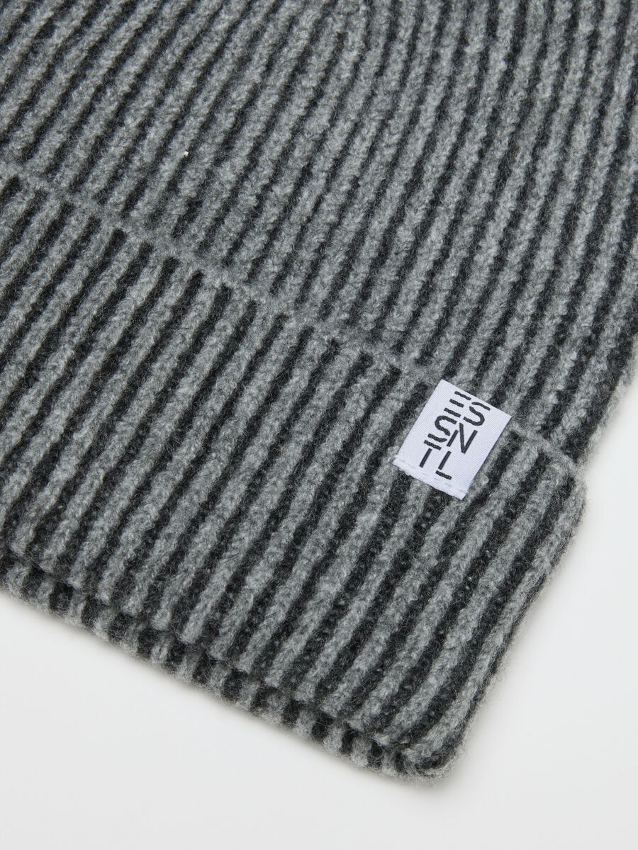 Cappello grigio in maglia a coste_1