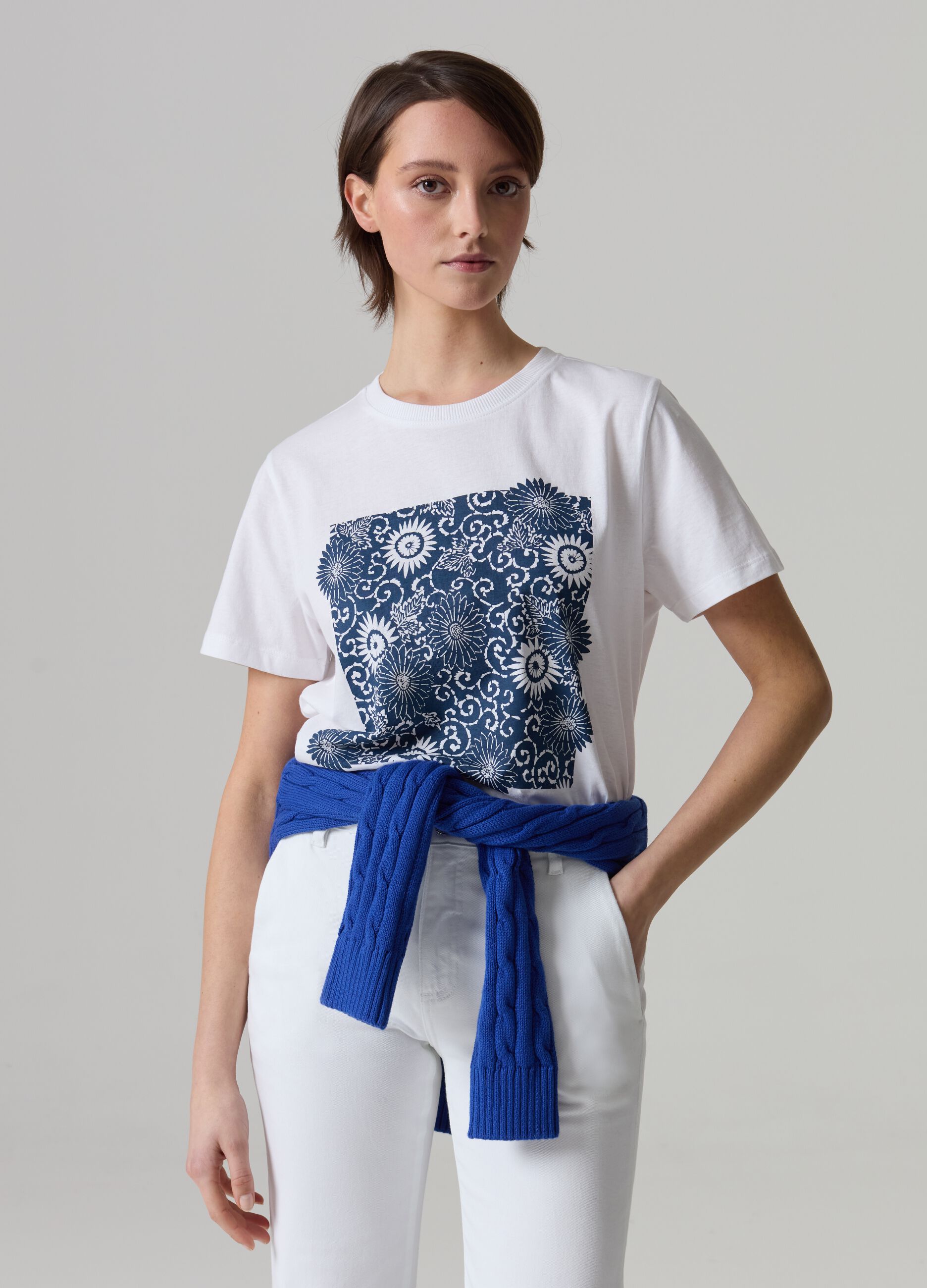 T-shirt in cotone bio con stampa floreale