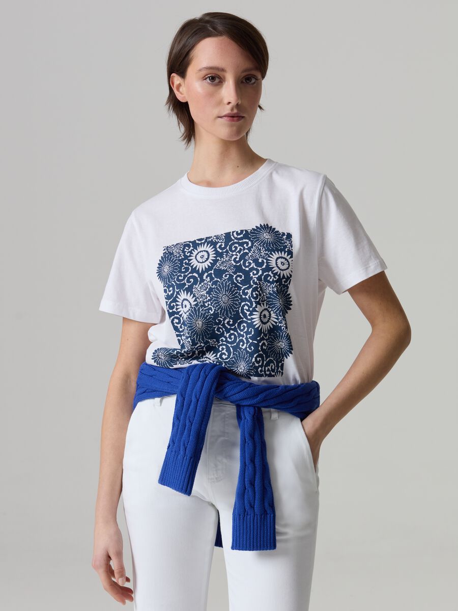 T-shirt in cotone bio con stampa floreale_1