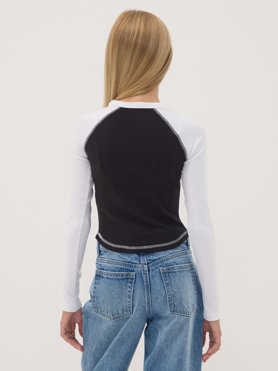 T-shirt blu in cotone elasticizzato con collo a costine_2