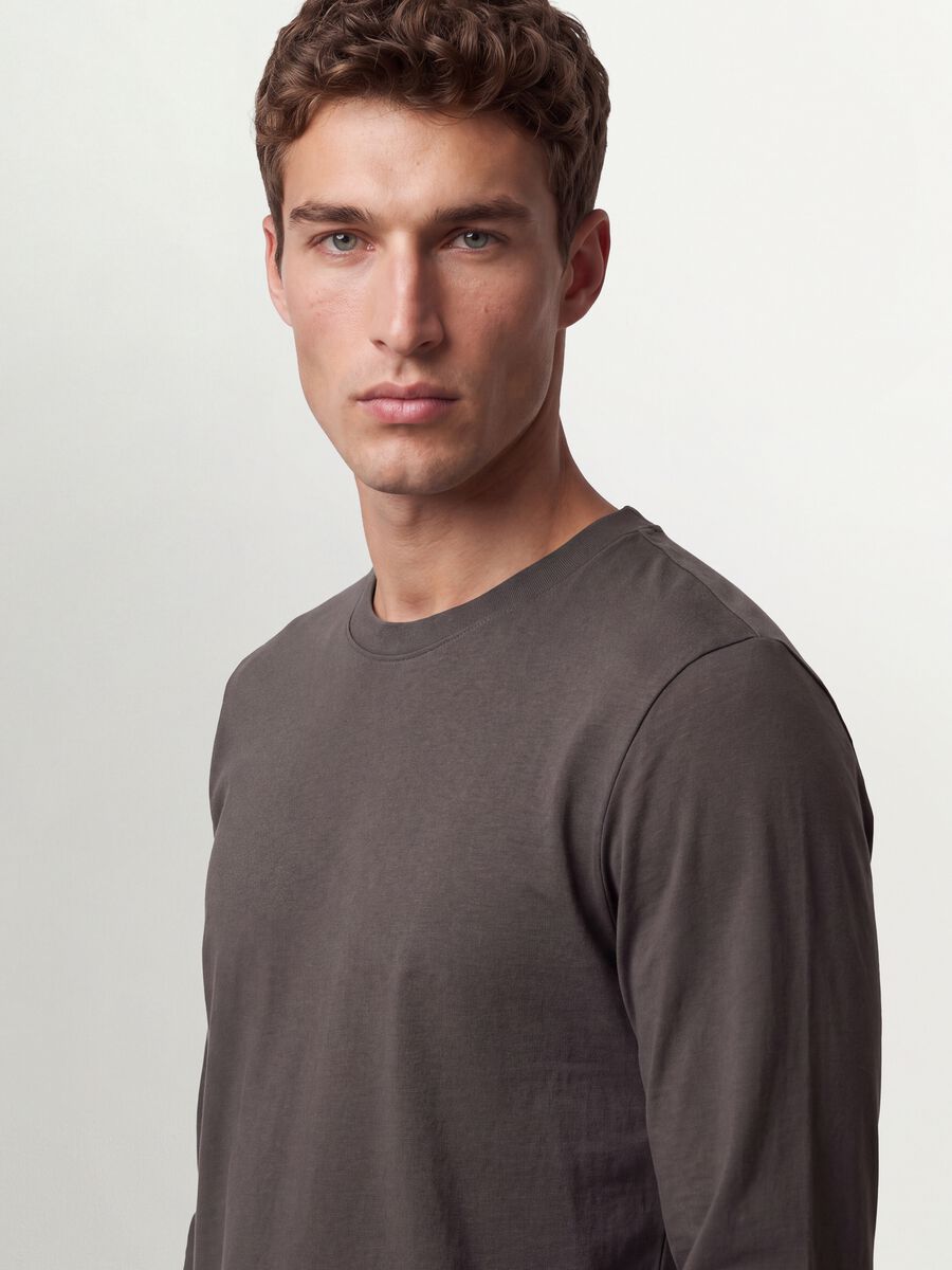 T-shirt grigia a maniche lunghe in puro cotone organico con girocollo_3