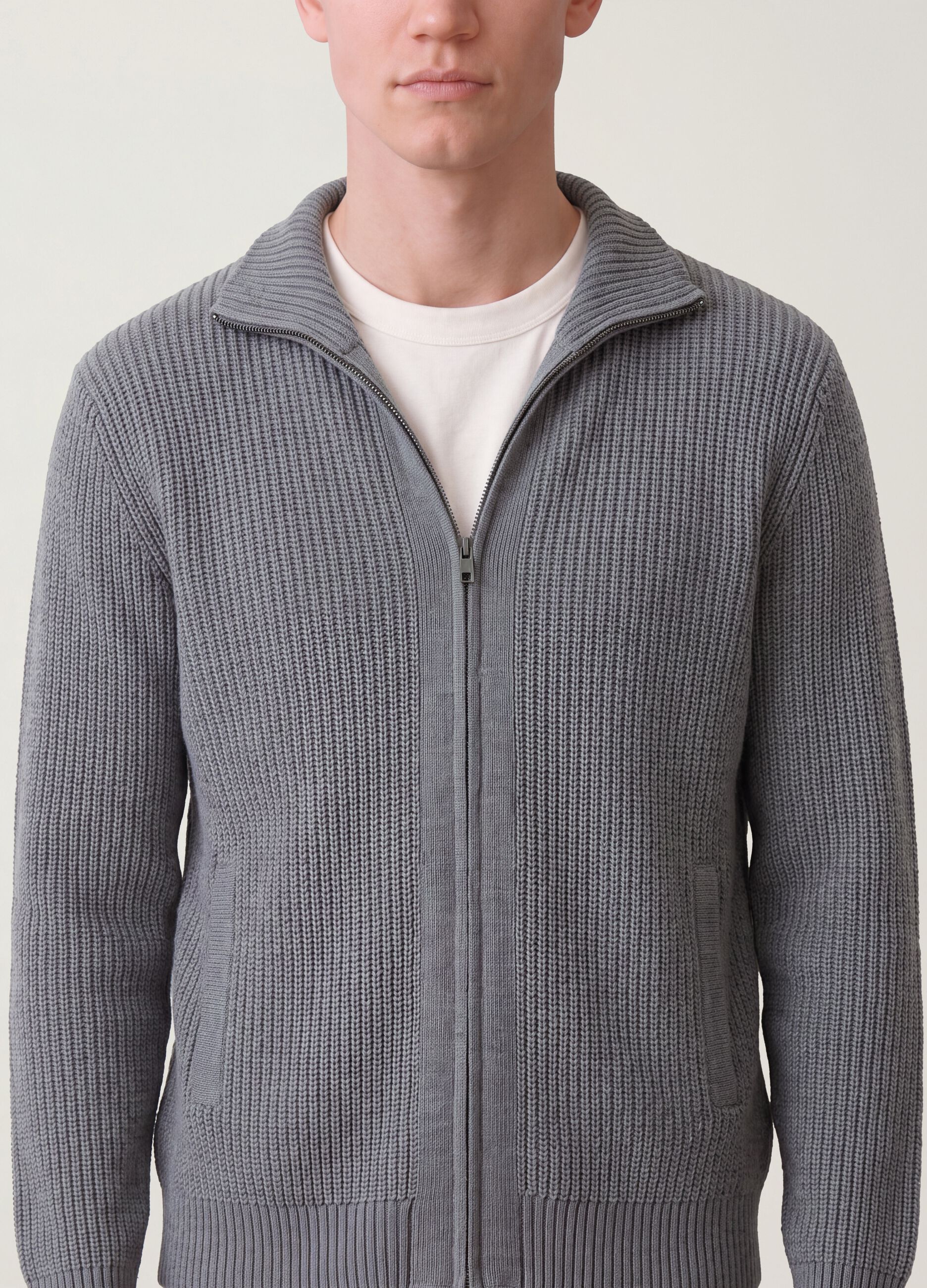 Cardigan grigio in maglia a coste con colletto e zip regular fit