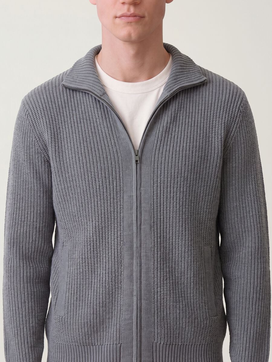 Cardigan grigio in maglia a coste con colletto e zip regular fit_2