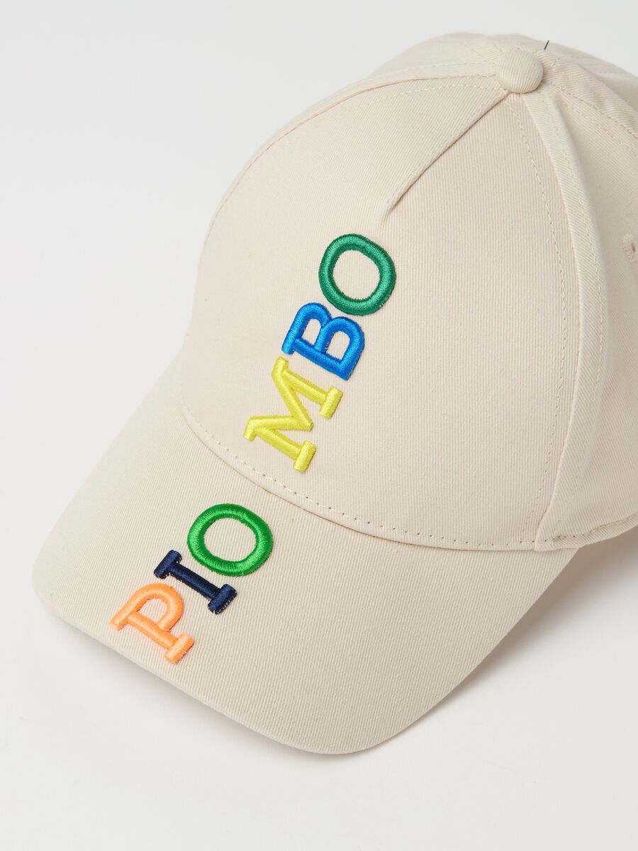 Baseball cap with raised logo embroidery_1