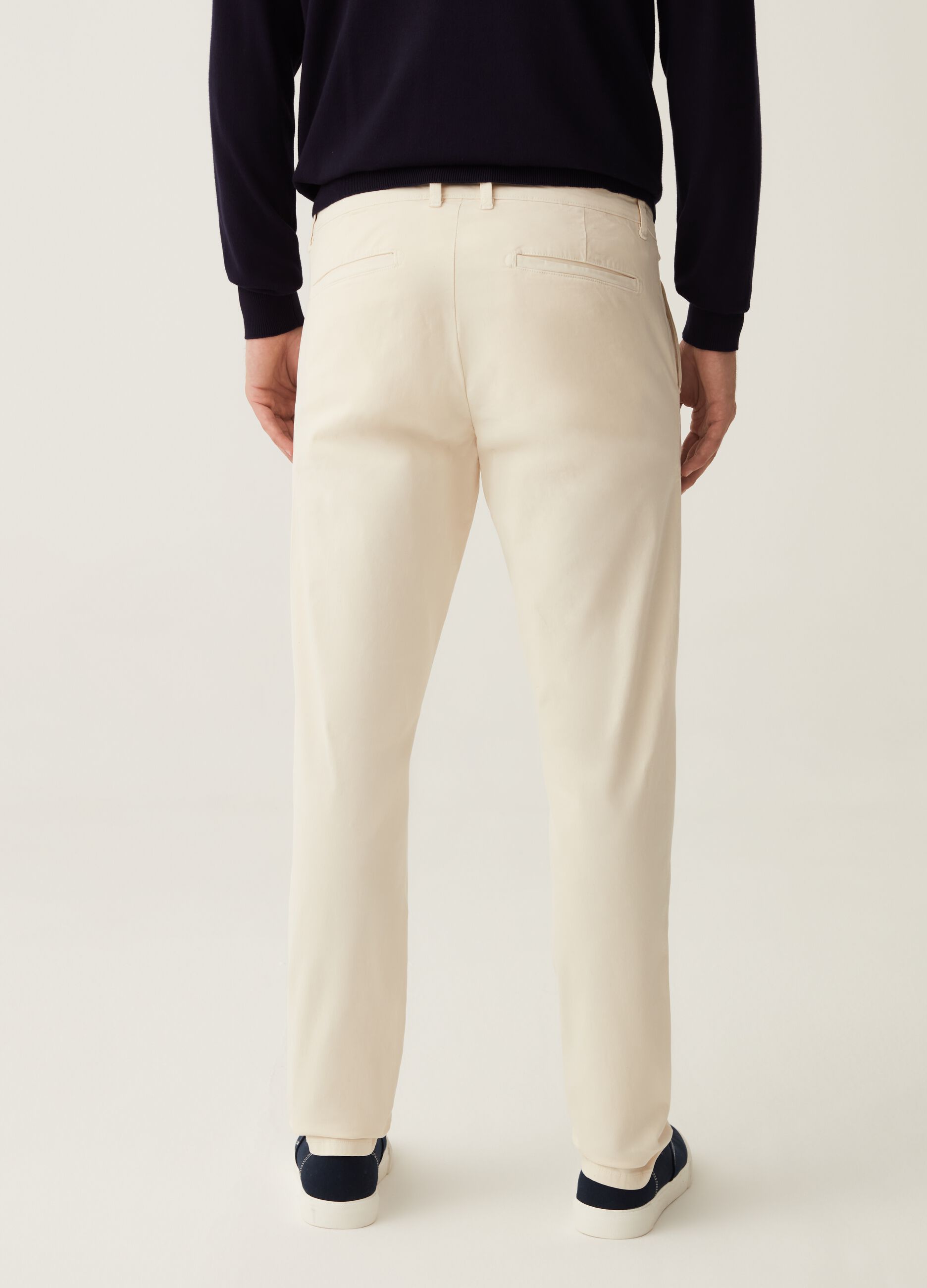 Pantaloni chino in cotone stretch tinta unita_0