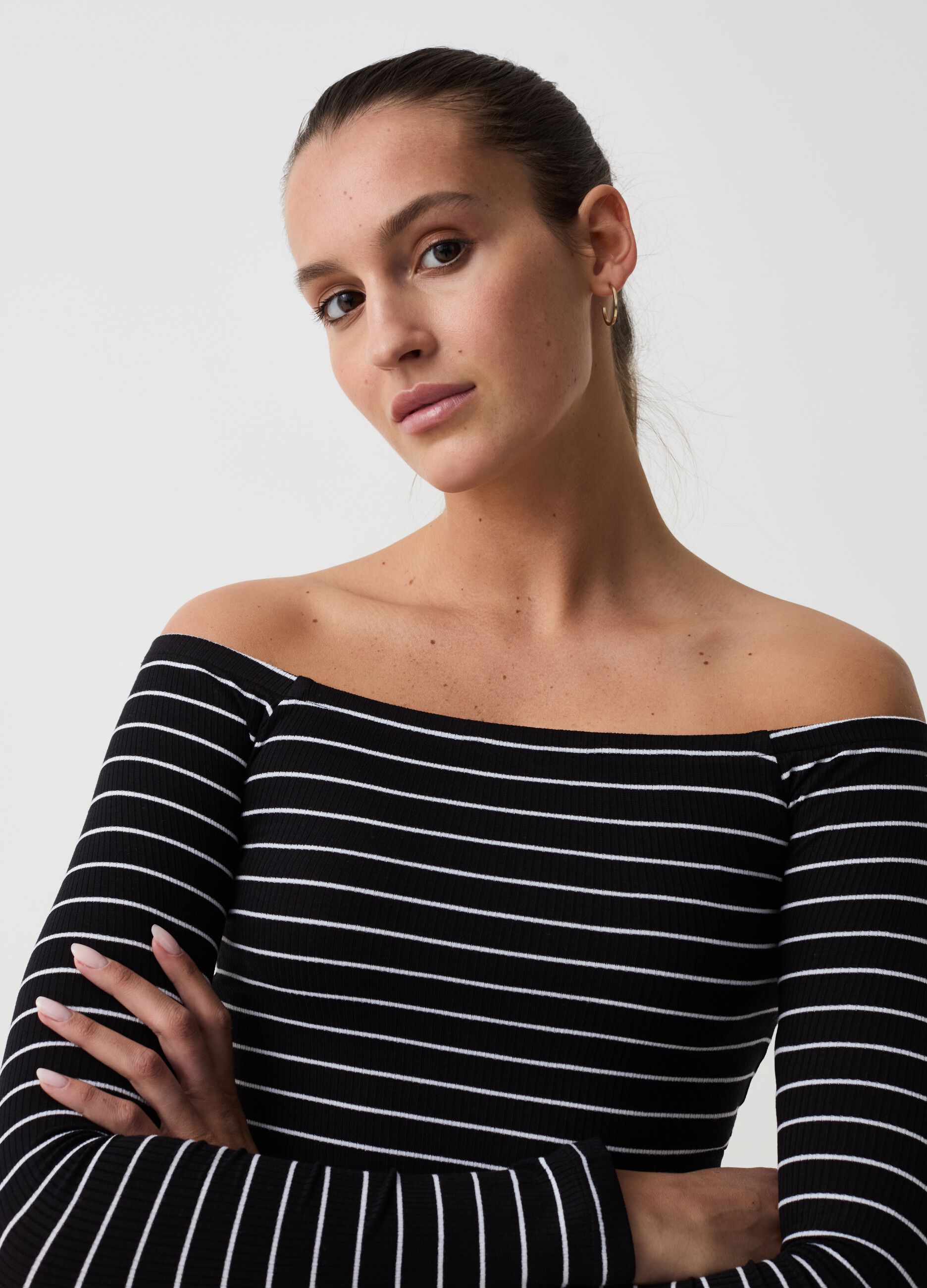 T-shirt a righe con spalle scoperte