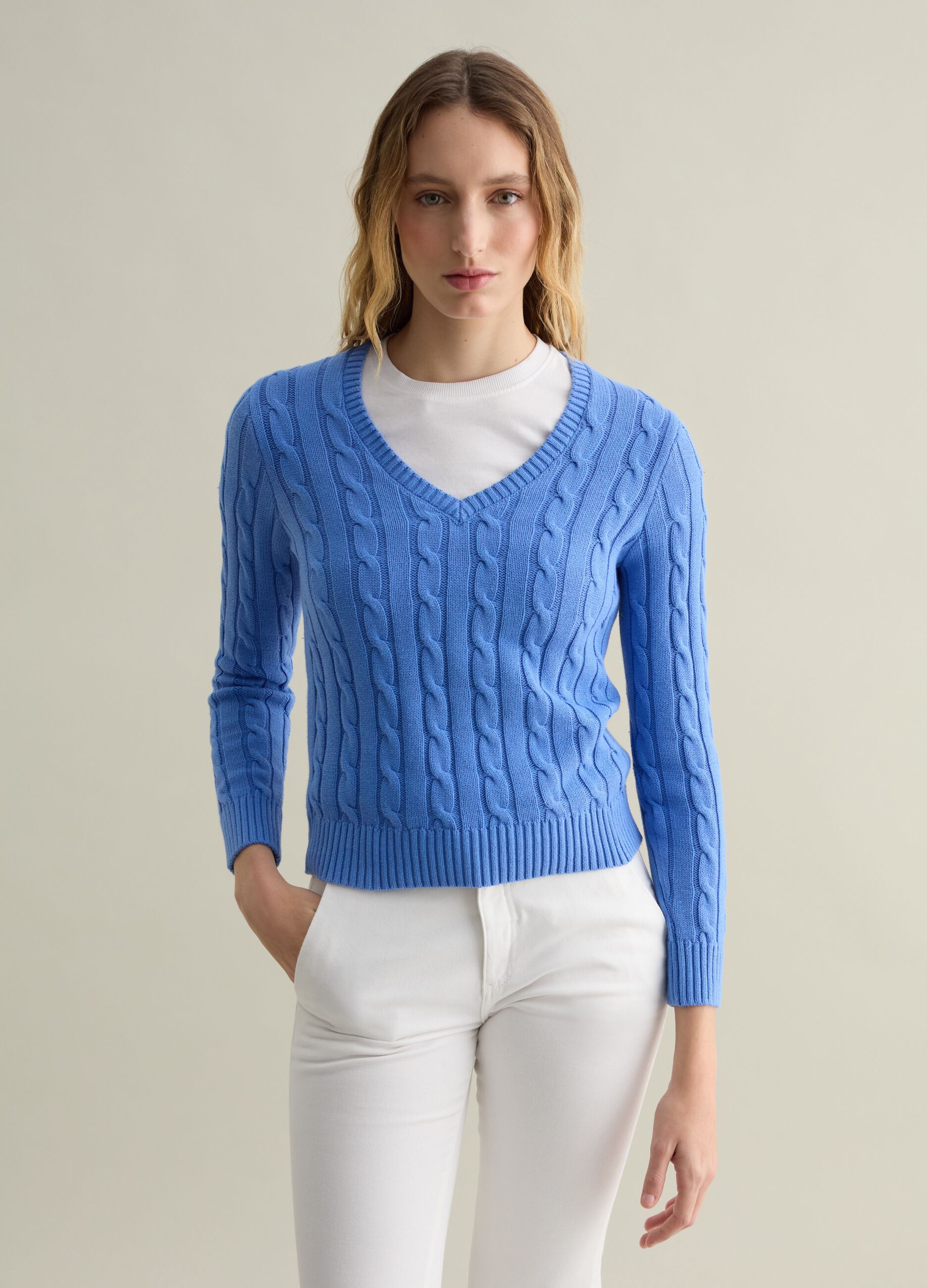 Pullover a trecce con scollo a V