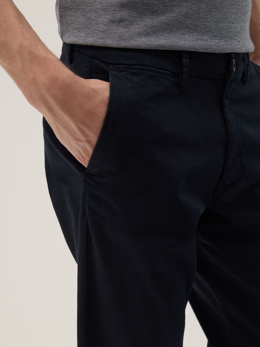 Blue regular-fit stretch cotton chino trousers_3