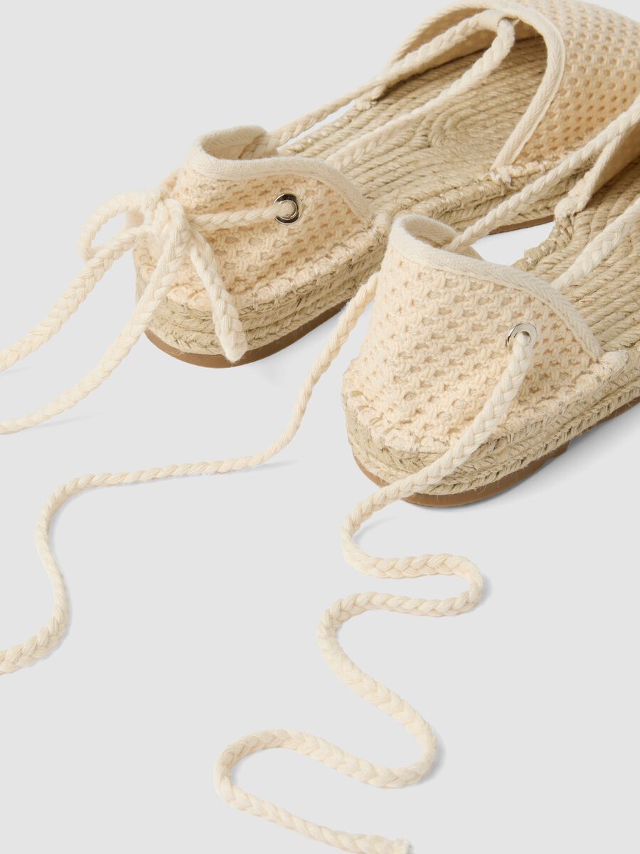 White mesh-textured sandals with laces_1