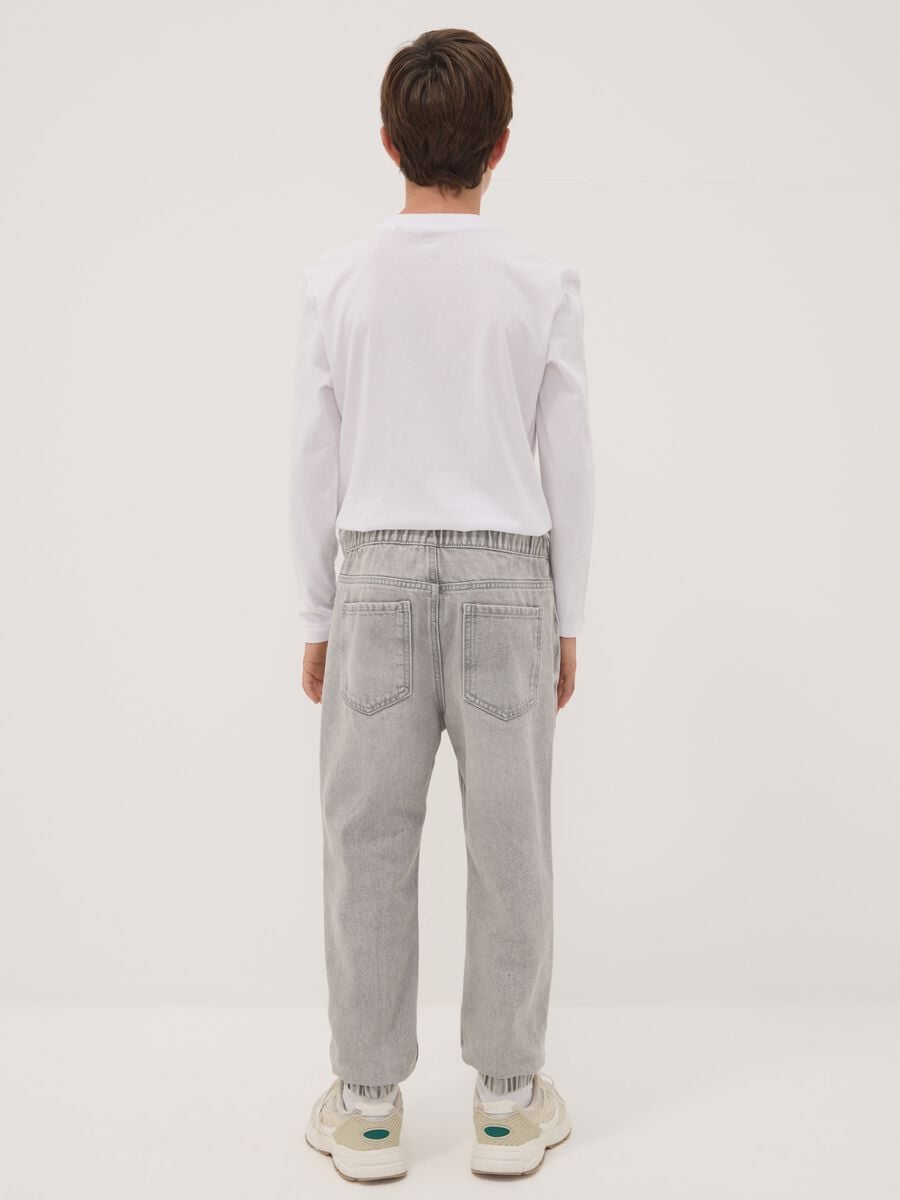 Jog denim grigio in misto cotone e viscosa relaxed fit per ragazzo_1