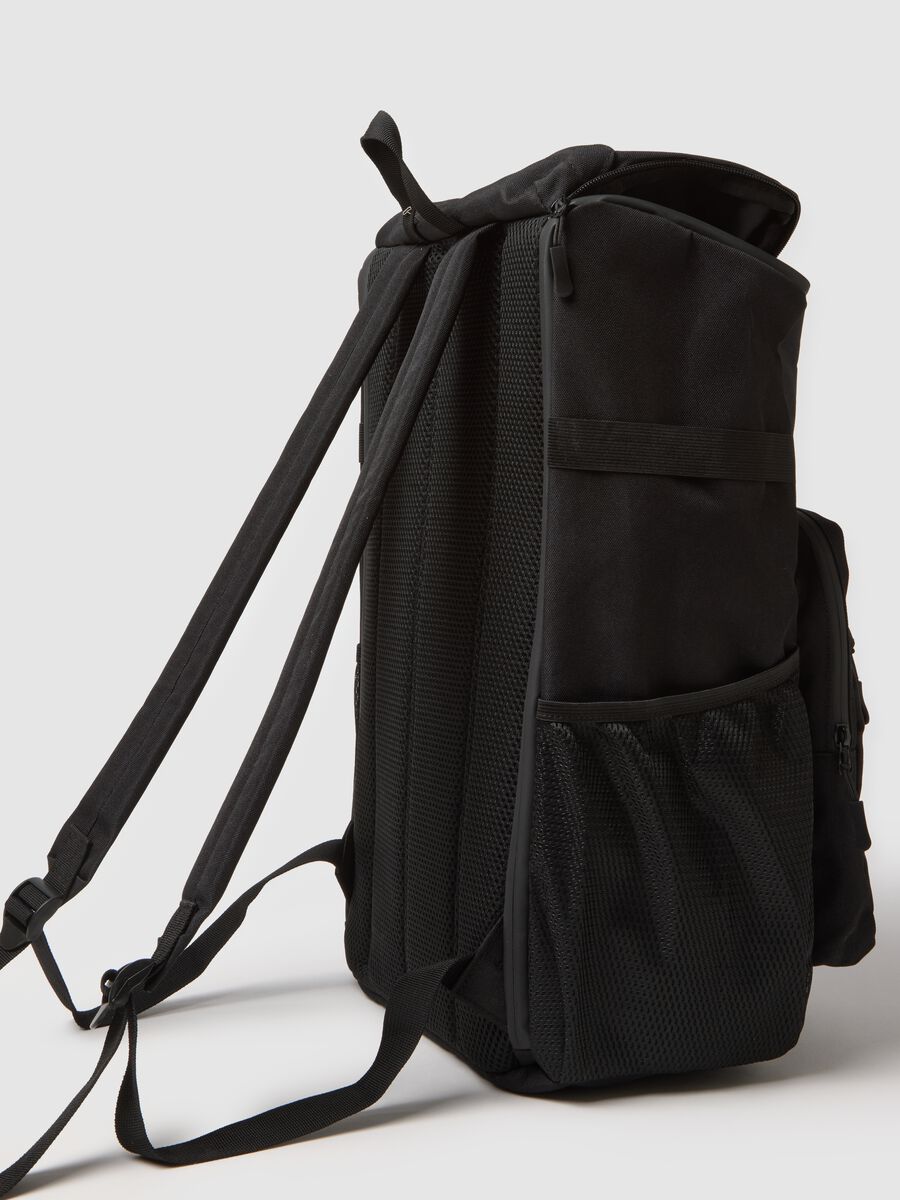 Black sports backpack with adjustable straps_2