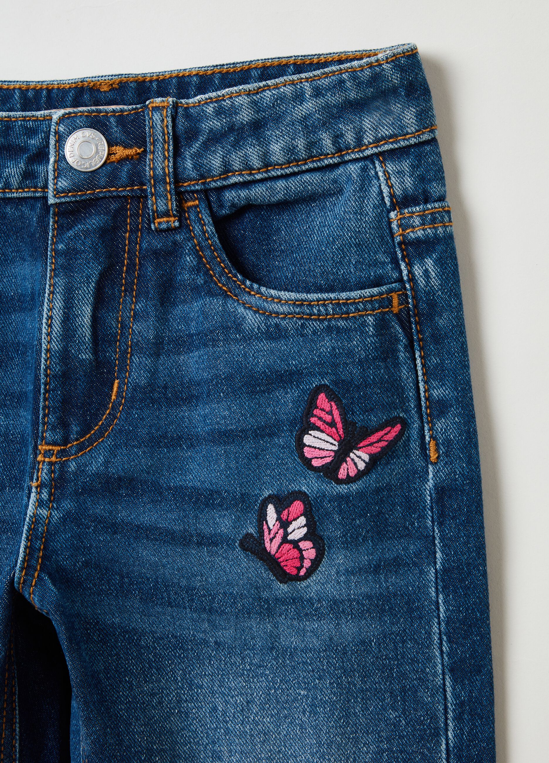 Jeans flare fit con ricamo farfalle