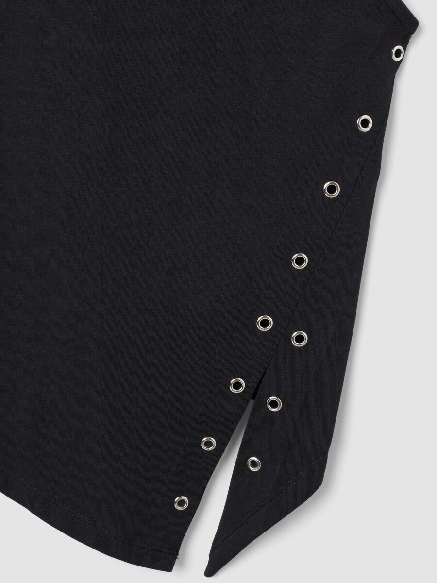 Black stretch-cotton top with asymmetric hem and metal eyelets_2
